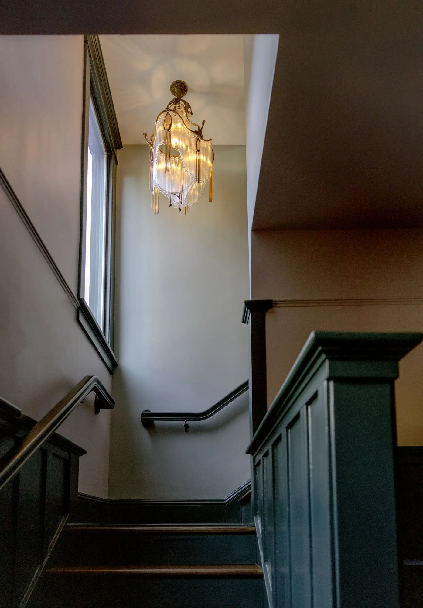 ravenna-historic-seattle-craftsman_hall-stairs_01.webp