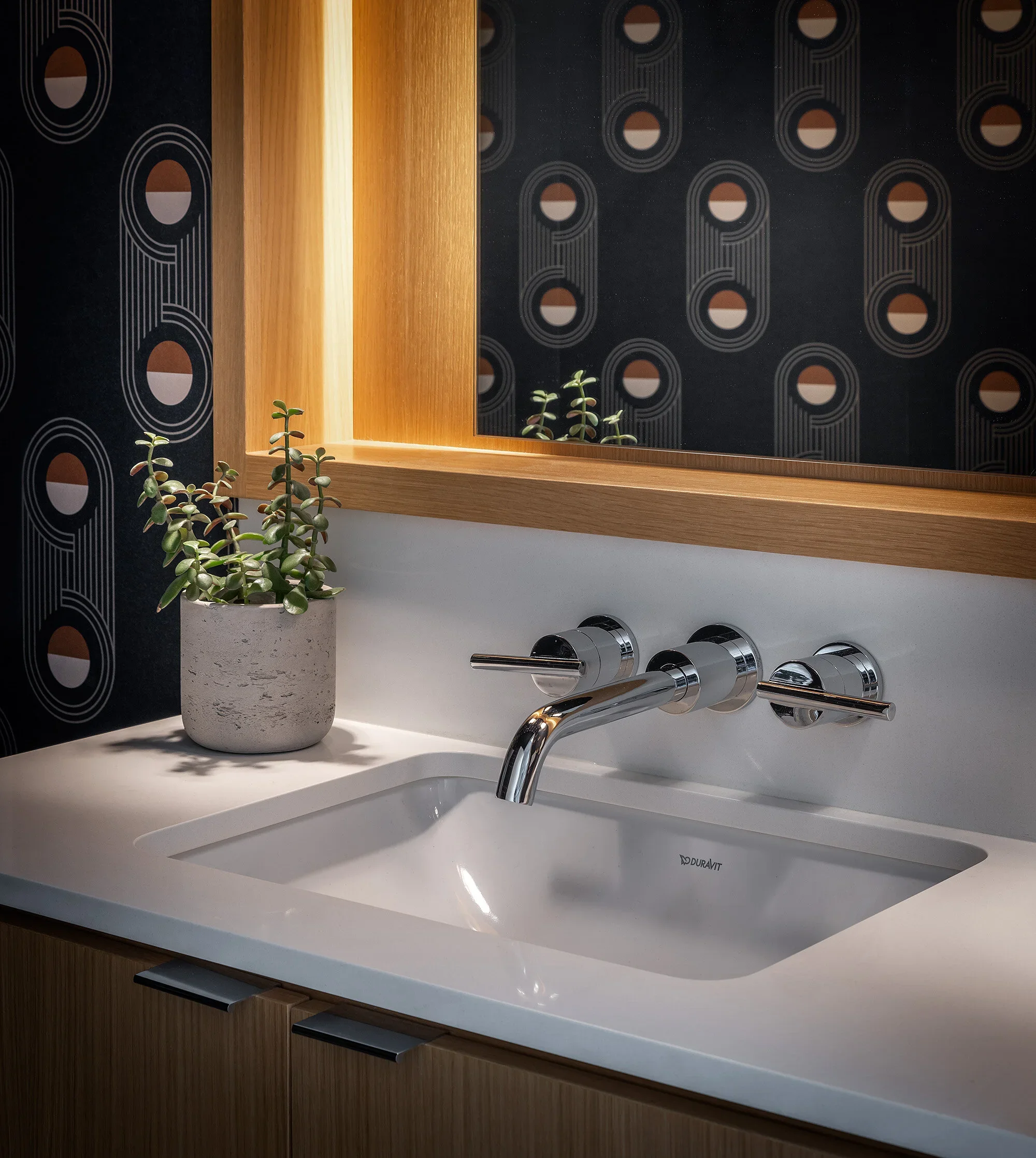 windermere-classic-mid-century_powder-room_01.webp