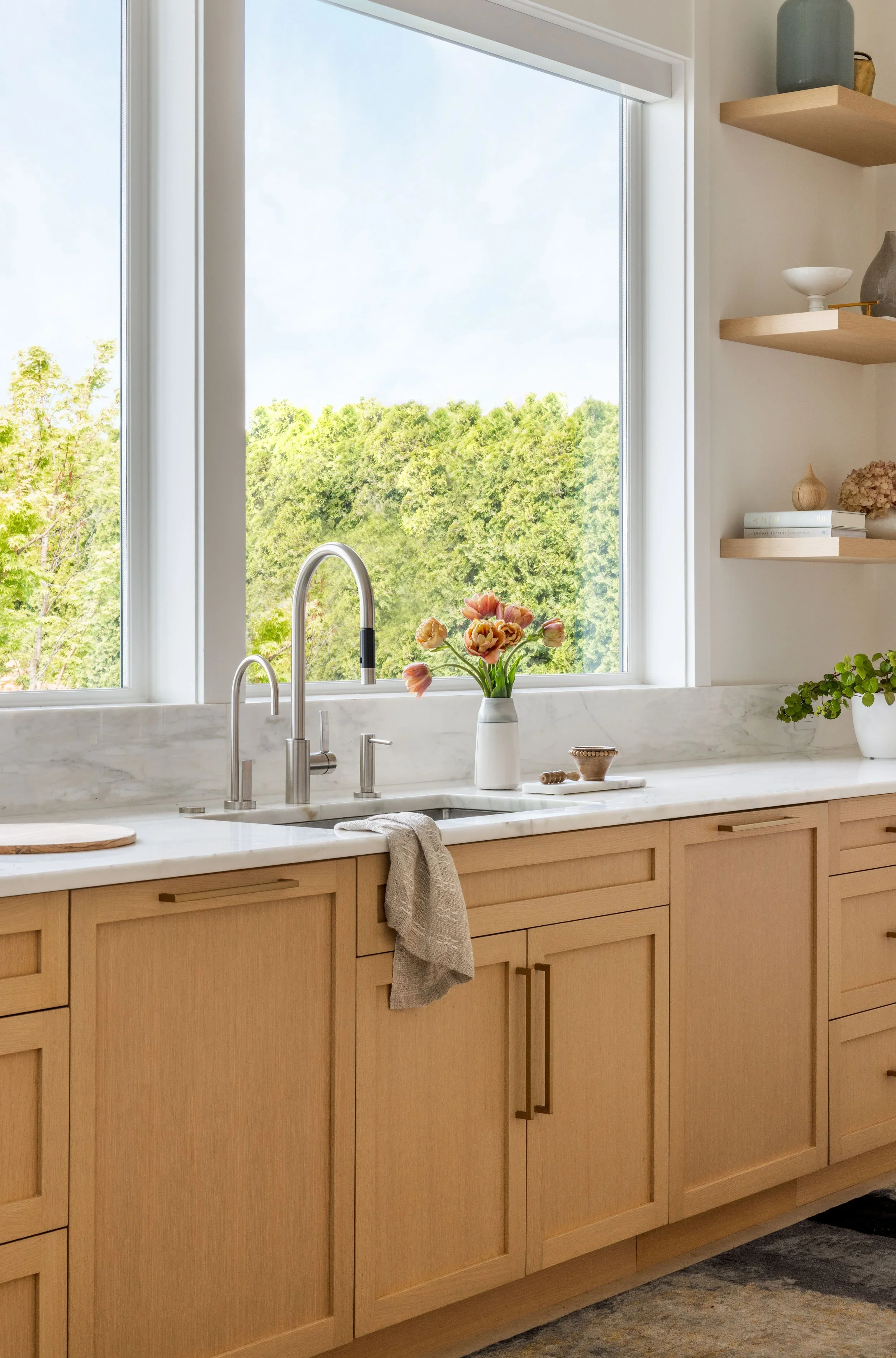lake-washington-modern-waterfront_kitchen_05.webp