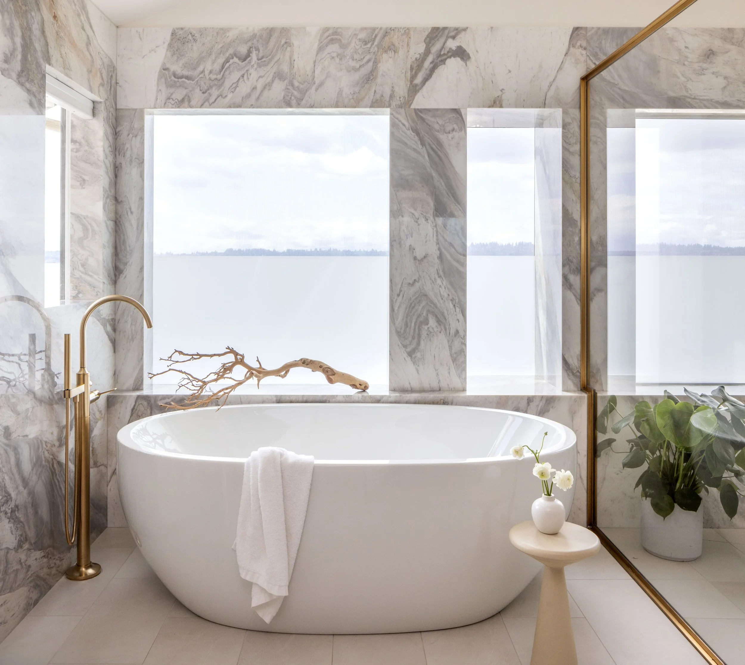 lake-washington-modern-waterfront_primary-bath_01.webp