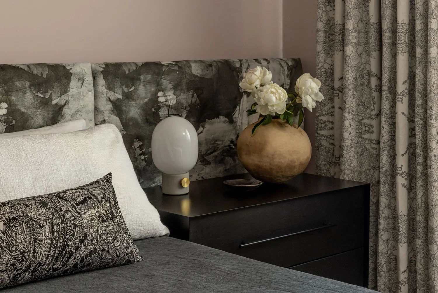 leschi-seattle-outlook_primary-bedroom_02.webp