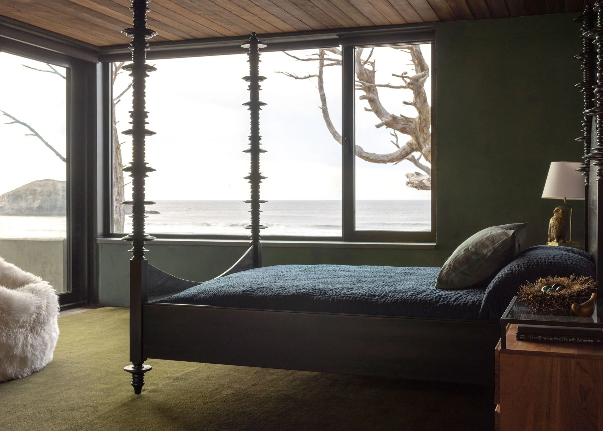 arch-cape-beach-house_guest-bedroom_01.jpeg