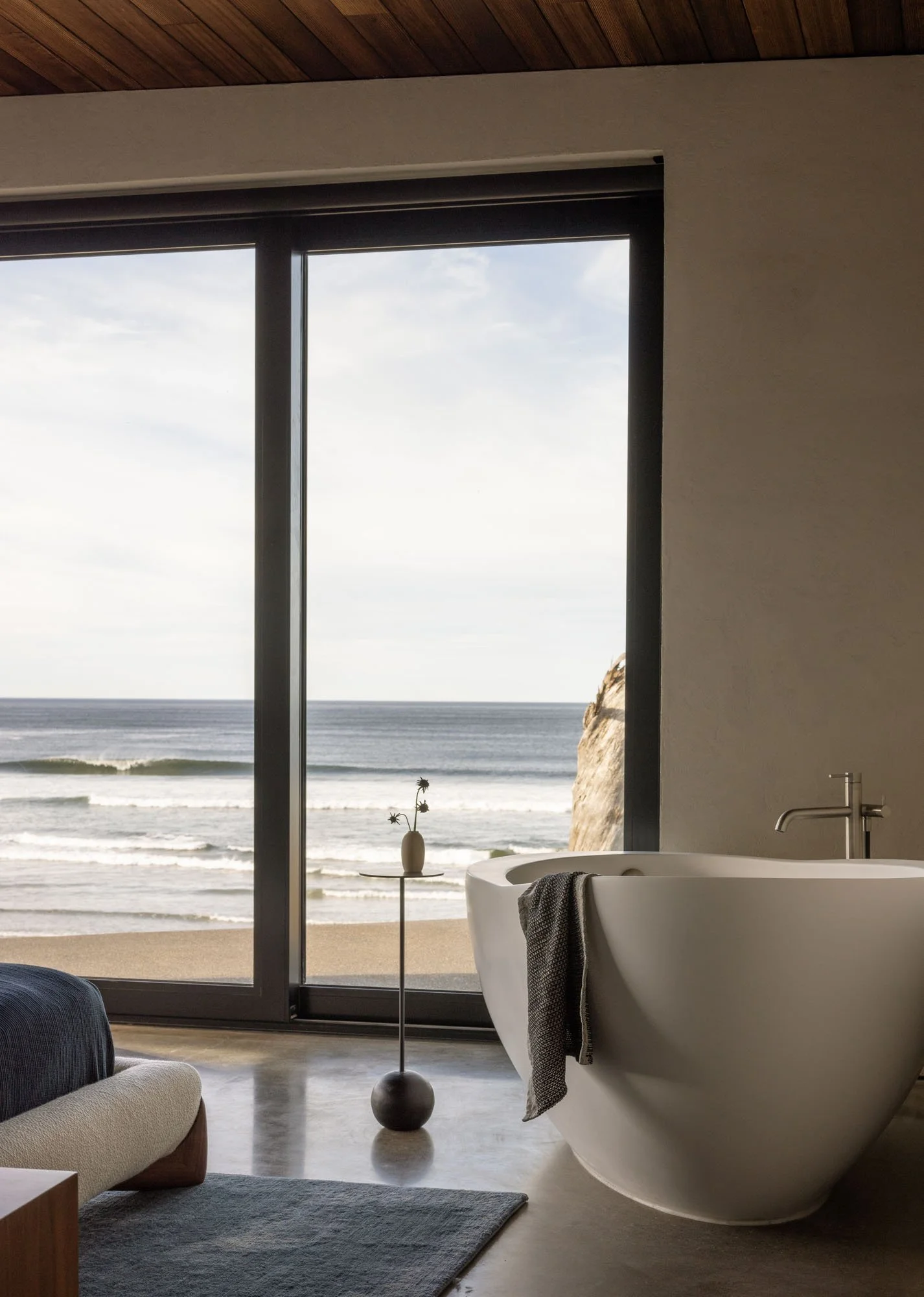 arch-cape-beach-house_primary-bedroom_04.jpeg