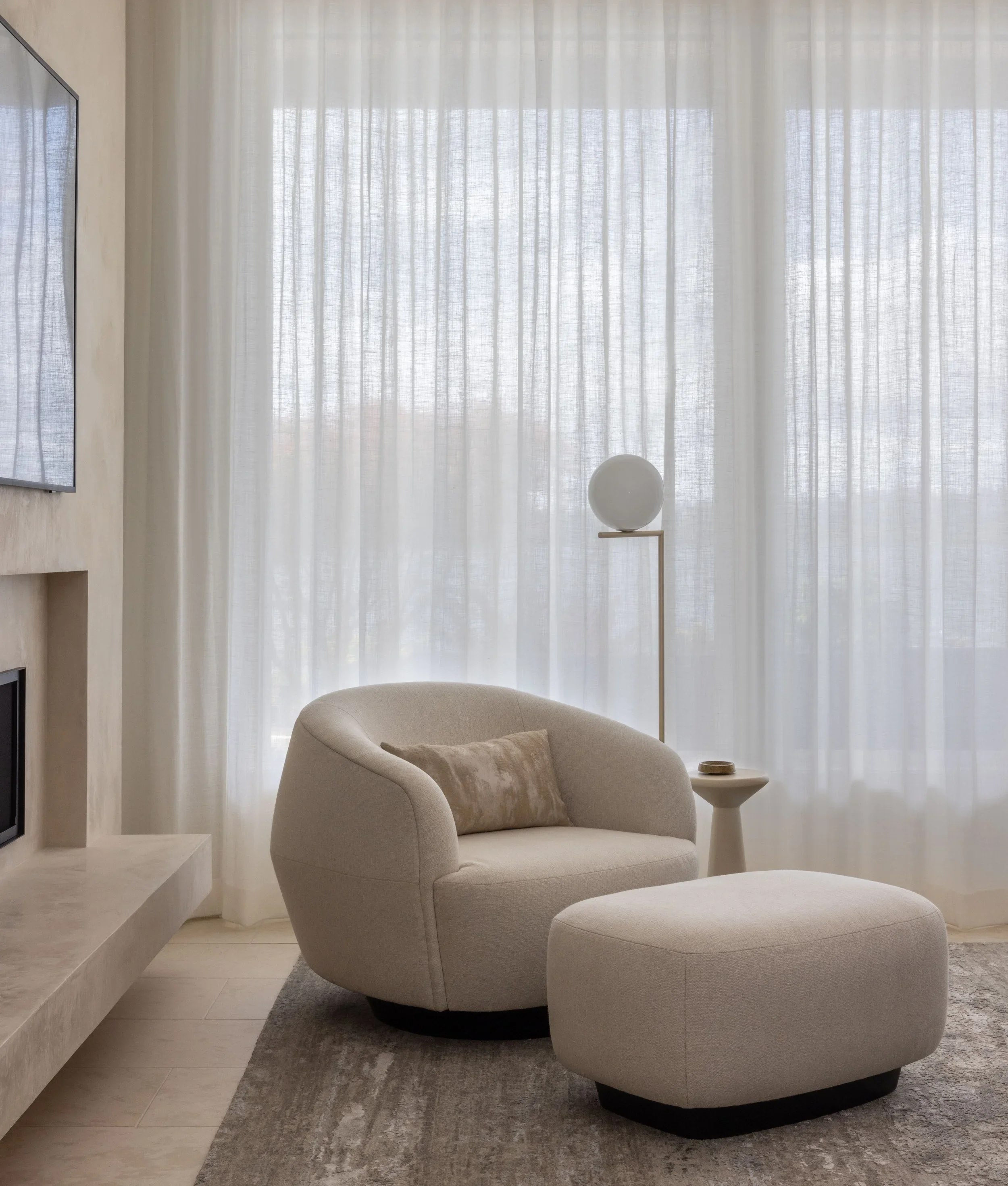 lake-washington-modern-waterfront_living-room_01.webp