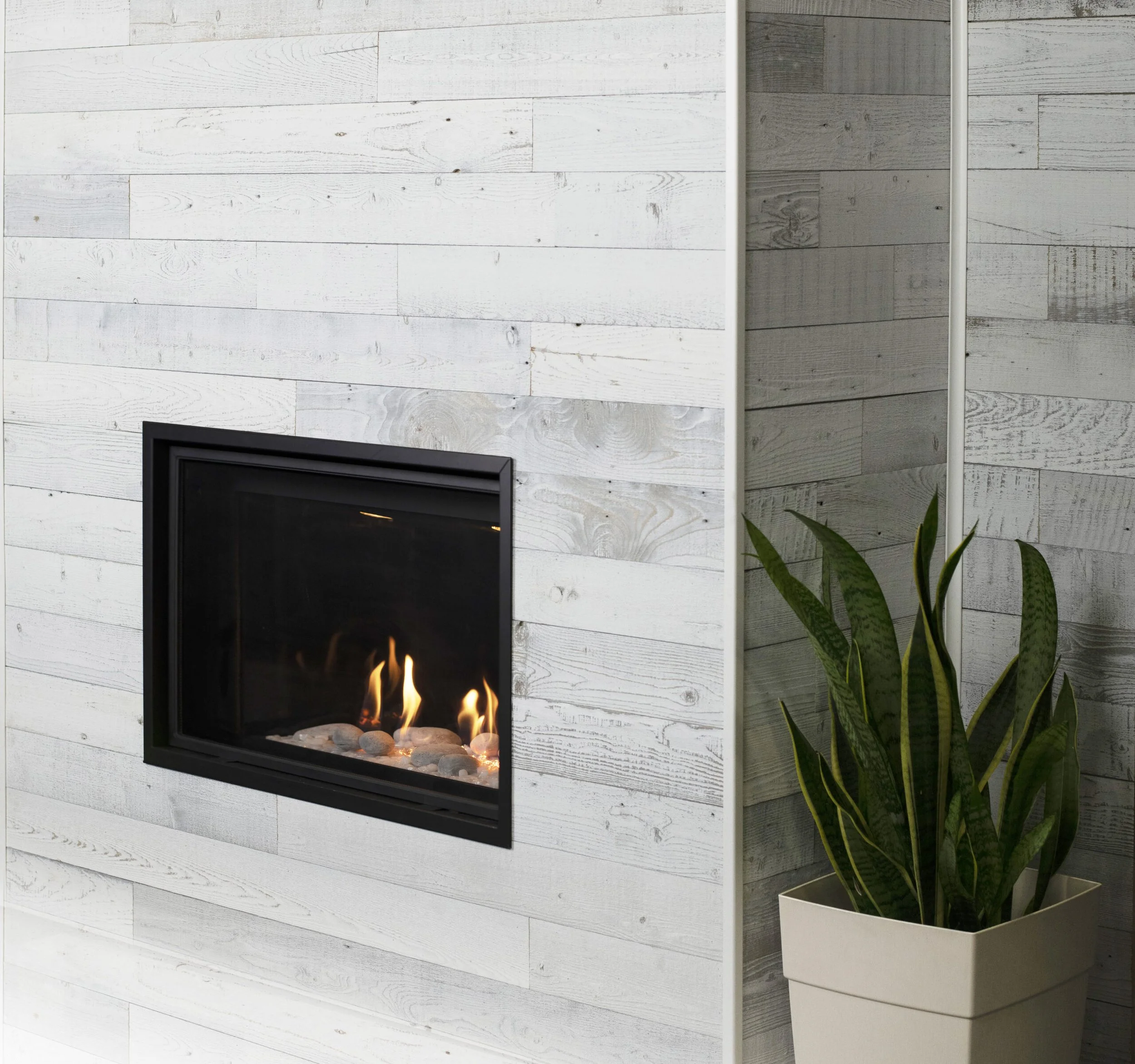 Introducing the DELRAY Square DRSQ38. This Flexible gas fireplace features sleek contemporary styling and a small footprint that’s perfect for new construction and retrofit installations at minimal impact to floor space.

The DELRAY Square is a high 