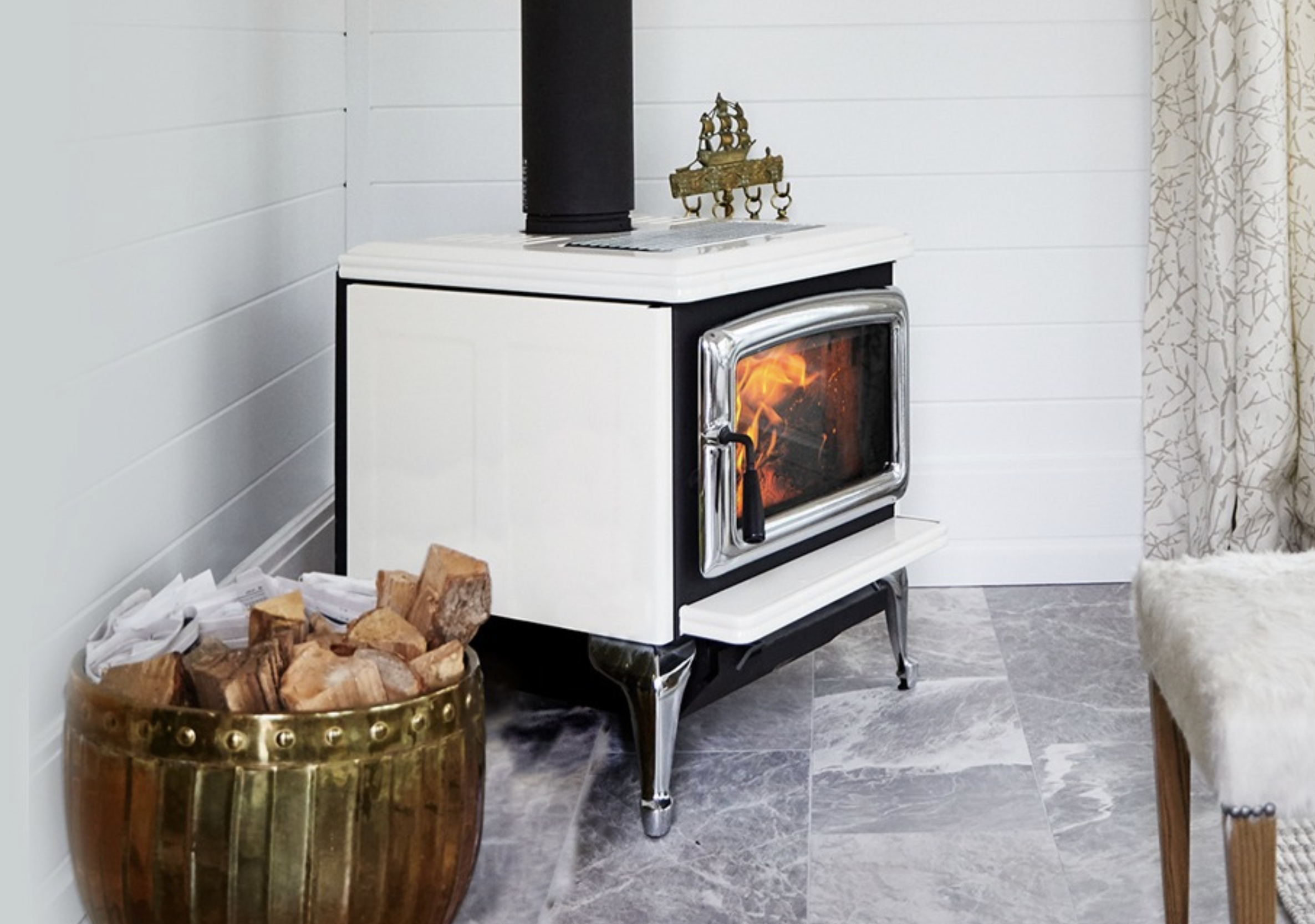 Summit Classic LE the impressive performance and outstanding features of the Summit LE firebox beautifully clad in rich porcelain enamel. The Summit Classic LE delivers Pacific Energy’s strong heating performance with your choice of elegant porcelain