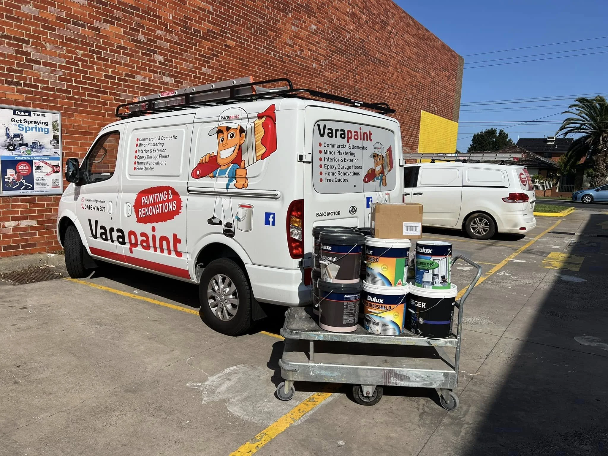 Oranssi carpenter using bench saw