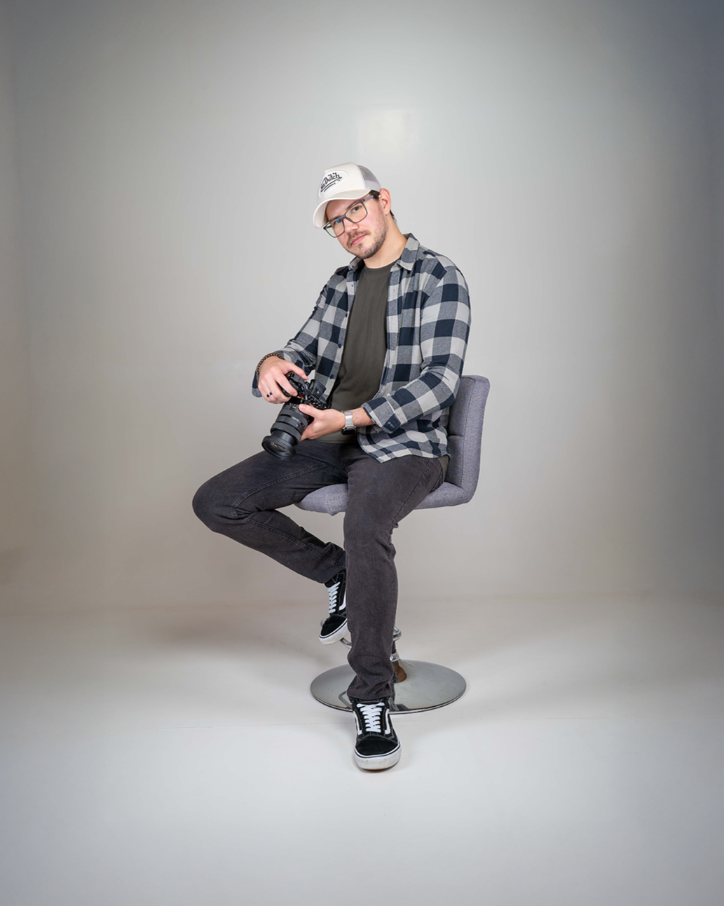 Videograf mit Kamera im Studio für Social Media Content und Content Produktion