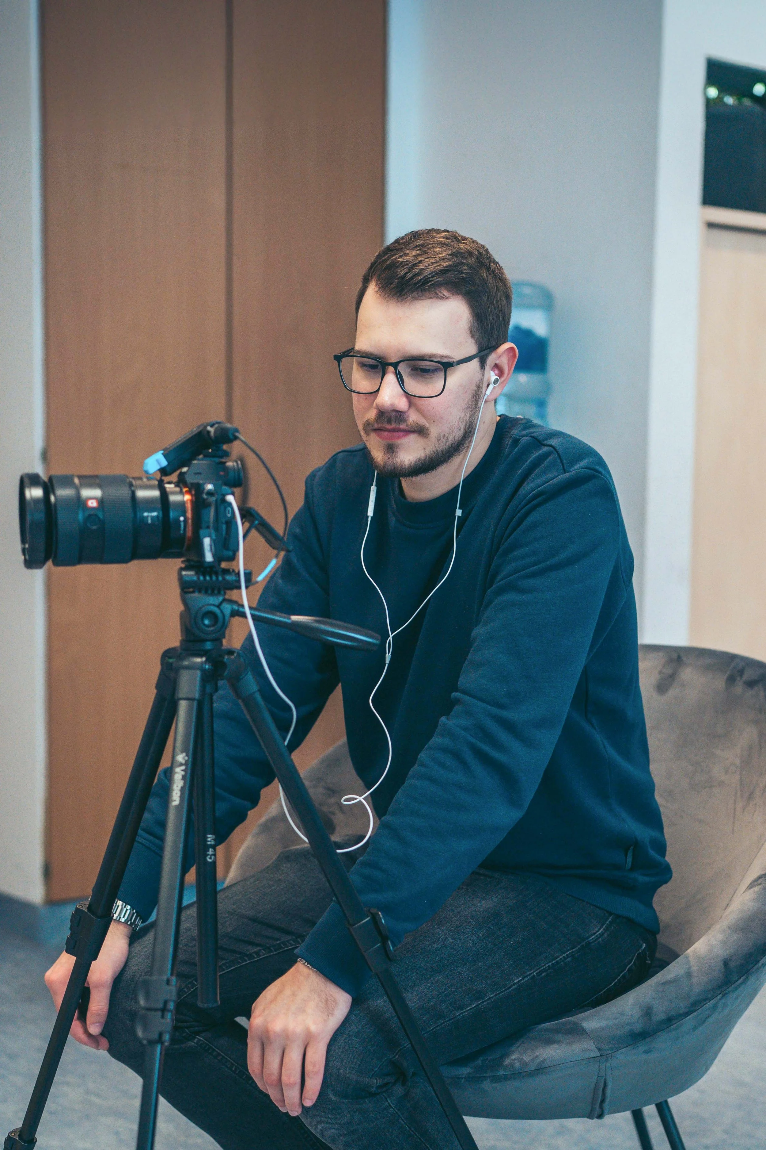 Videoproduktion mit Kamera und Stativ für Social Media Content in Innenraum