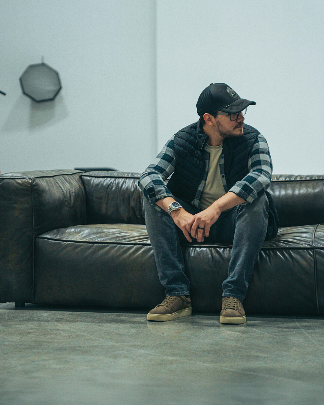 Videograf sitzt mit Kamera in Innenraum während Content Produktion für Social Media