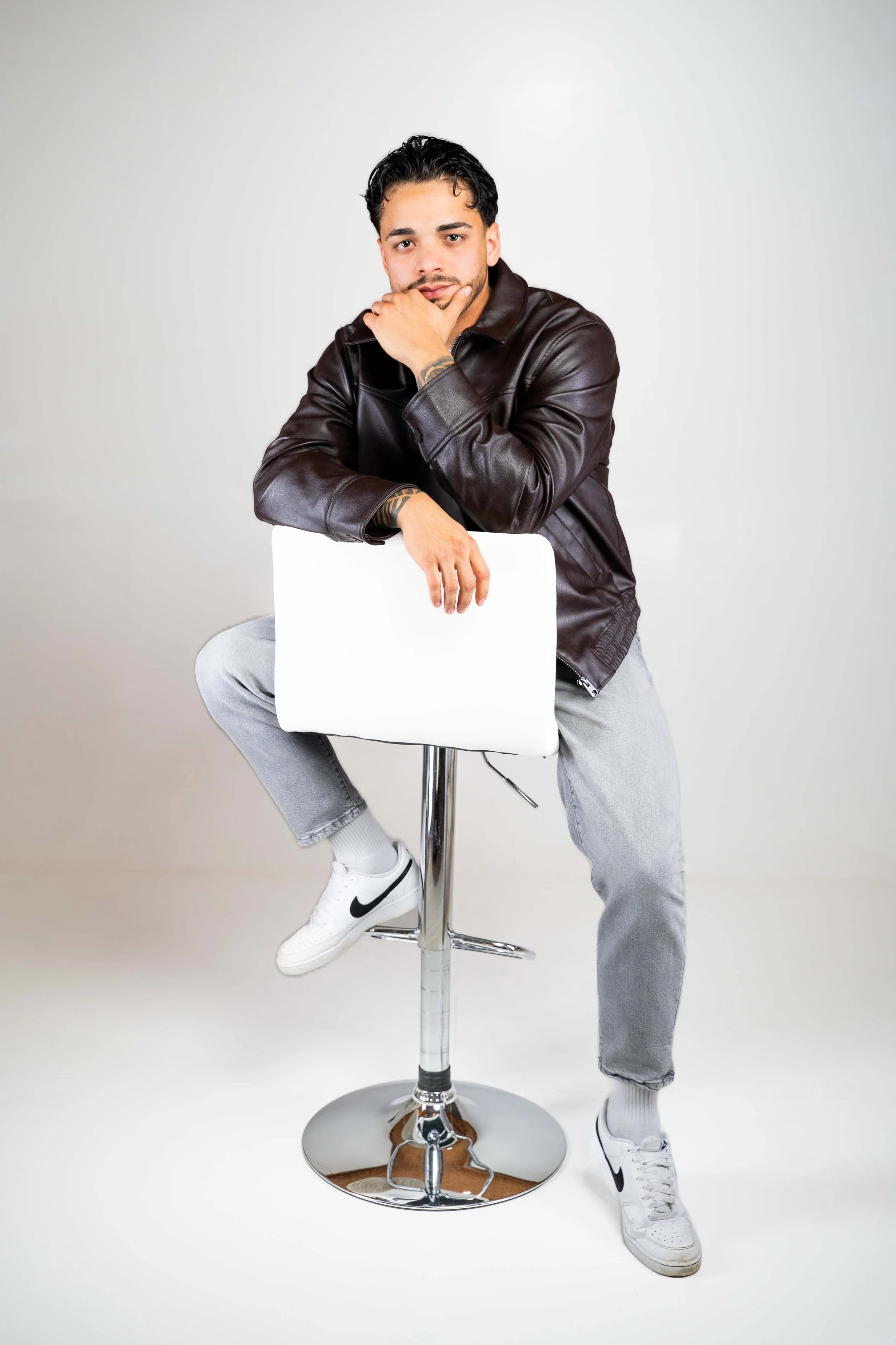 Model sitzt im Studio während eines Fotoshootings für Sedcard und Social Media Content