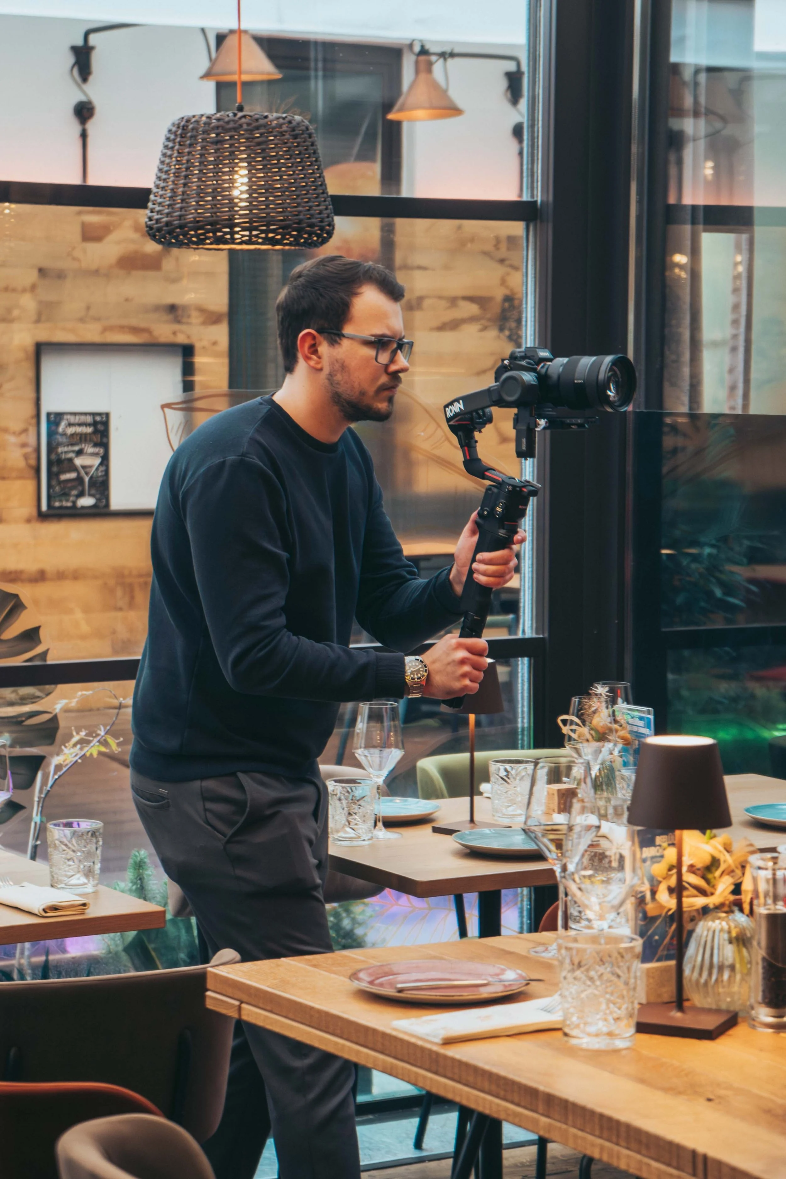 Videograf filmt Social Media Content in einem Restaurant für Unternehmen