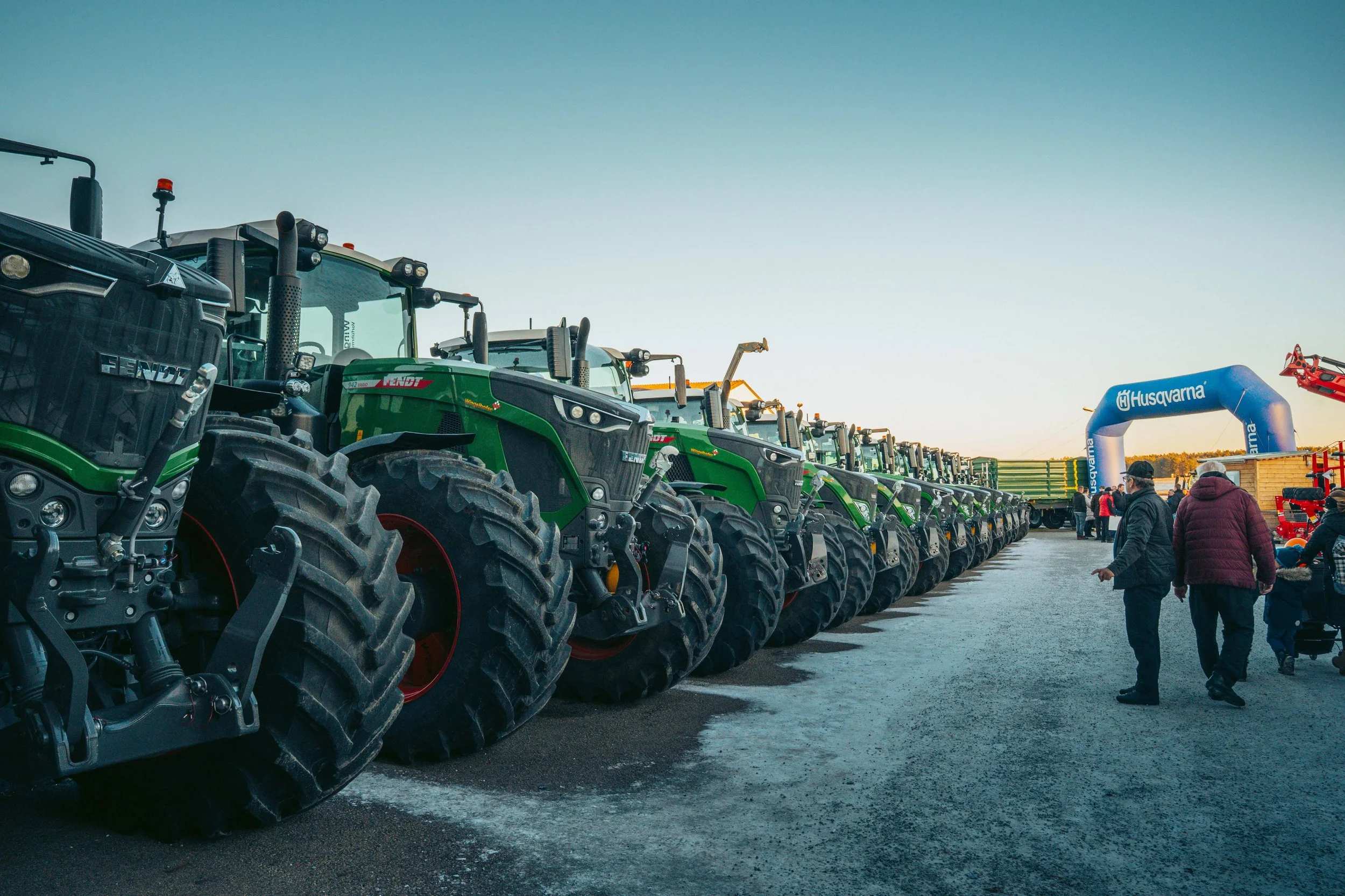 Traktoren auf einer Hausmesse eines Landwirtschaftsunternehmens für Social Media Content