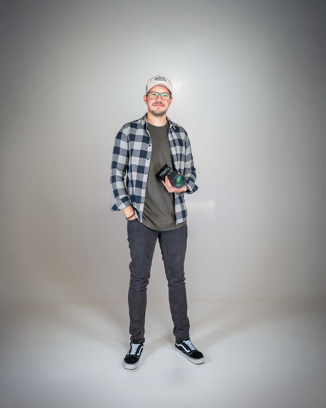 Videograf und Content Creator mit Kamera für Social Media Content Produktion