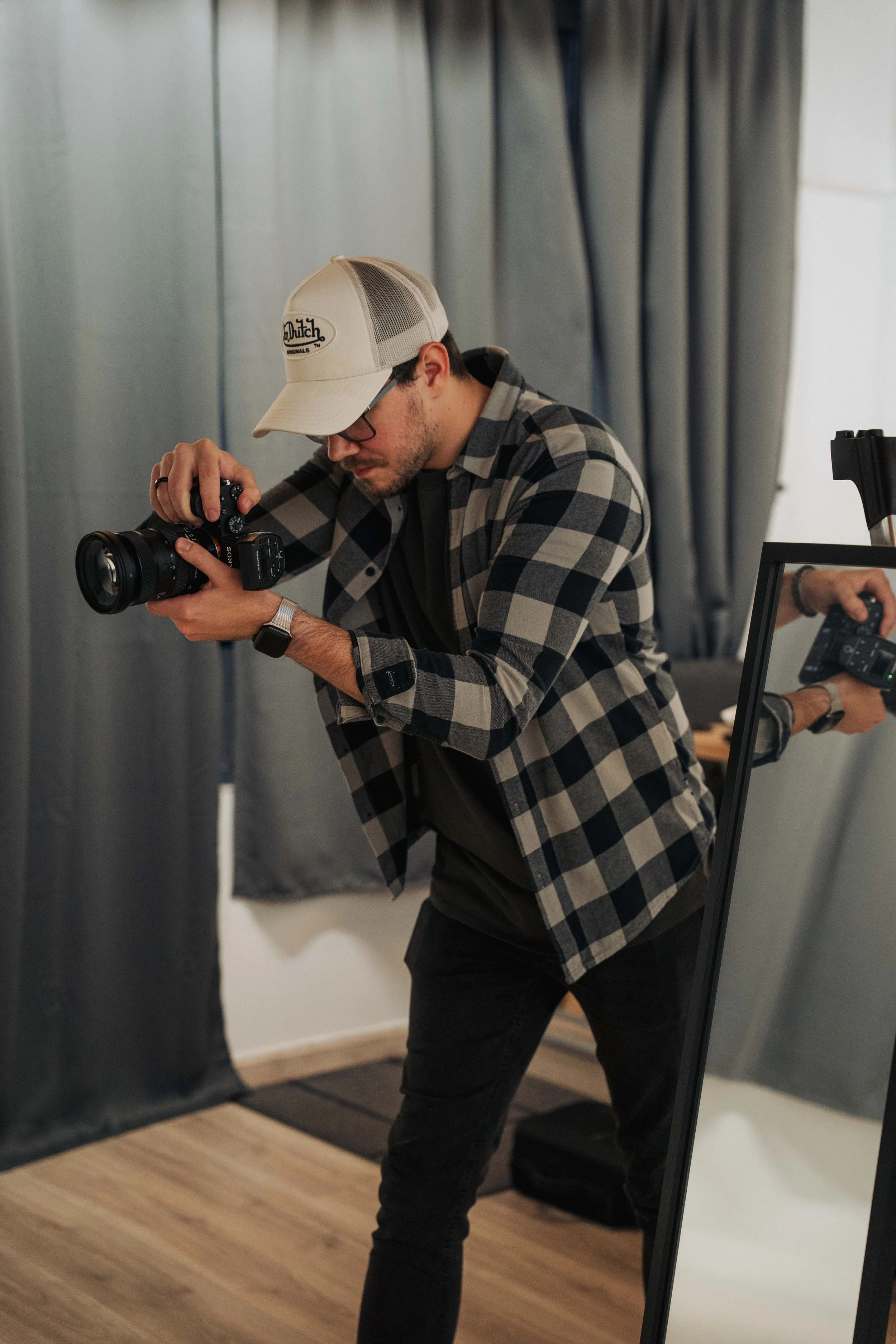 Videograf erstellt Social Media Content während einer Foto- und Videoproduktion