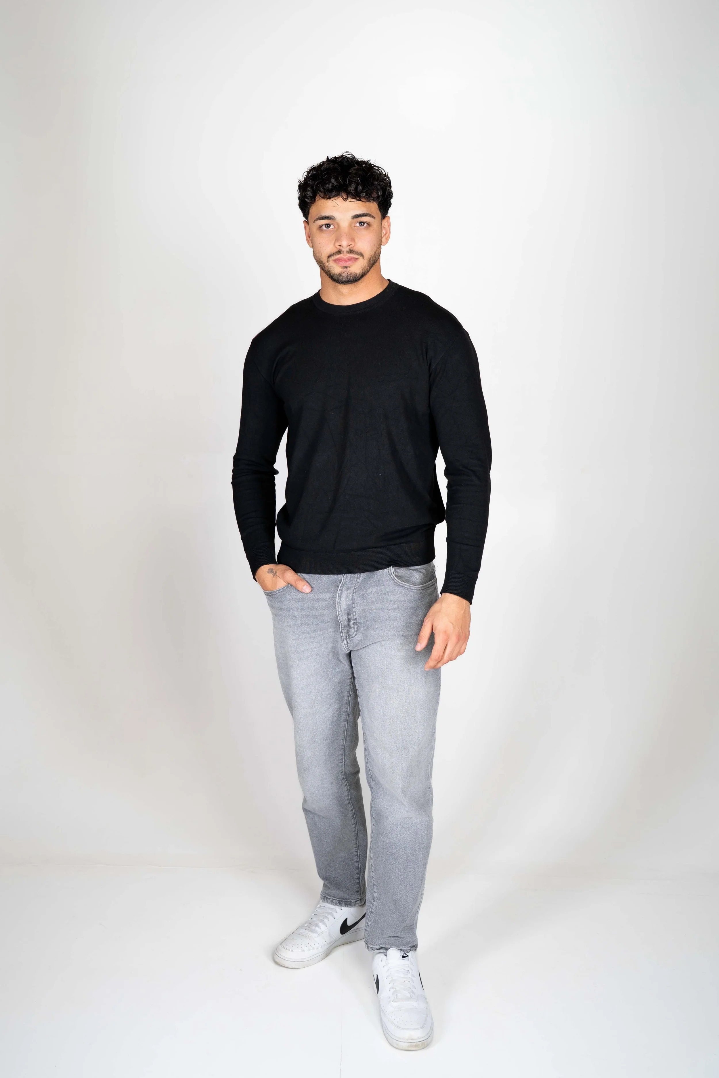 Model steht im Studio für Fotoshooting einer Sedcard und Social Media Content