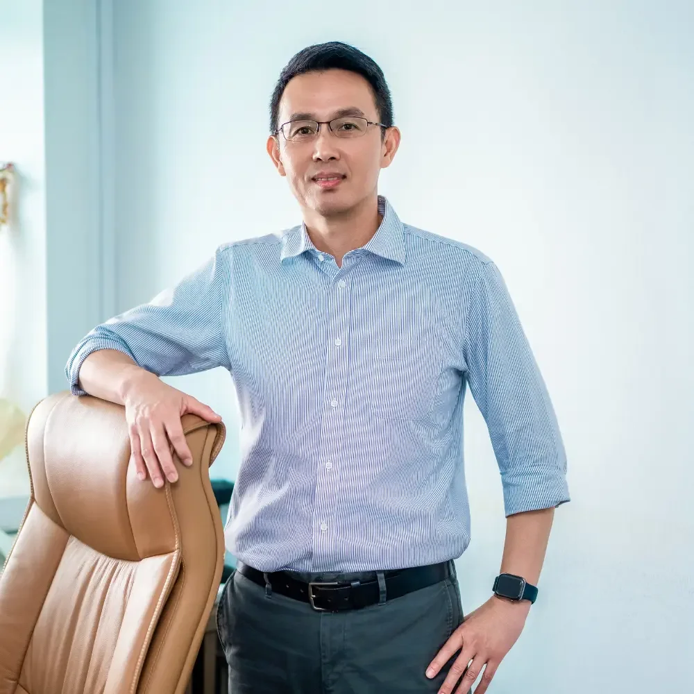 Dr Chang Hung Jih, chiropractor and physiotherapist, in clinic setting