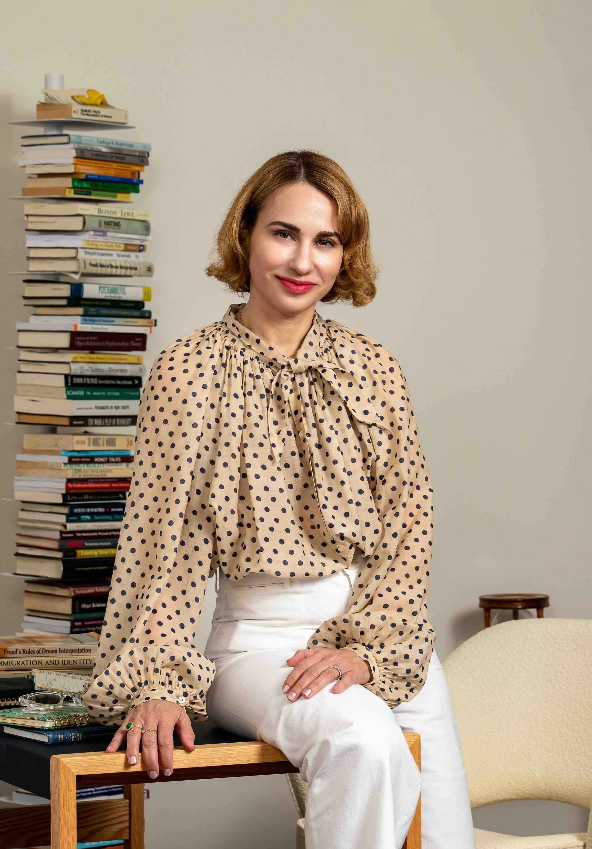 Full-body image of Dr. Adriana Rosen, psychoanalytic psychotherapist in Miami Beach.