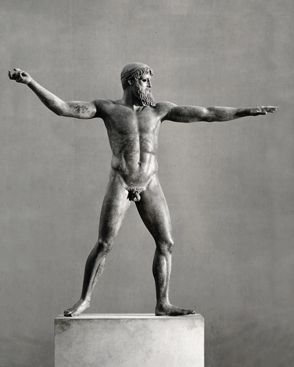 Cronide di Capo Artemisio: someone says it is Neptune brandishing the trident, others Zeus with the thunderbolt. Posturological experts say that he is actually lifting a Nemea armchair by the arm, to show off with the Maenads.