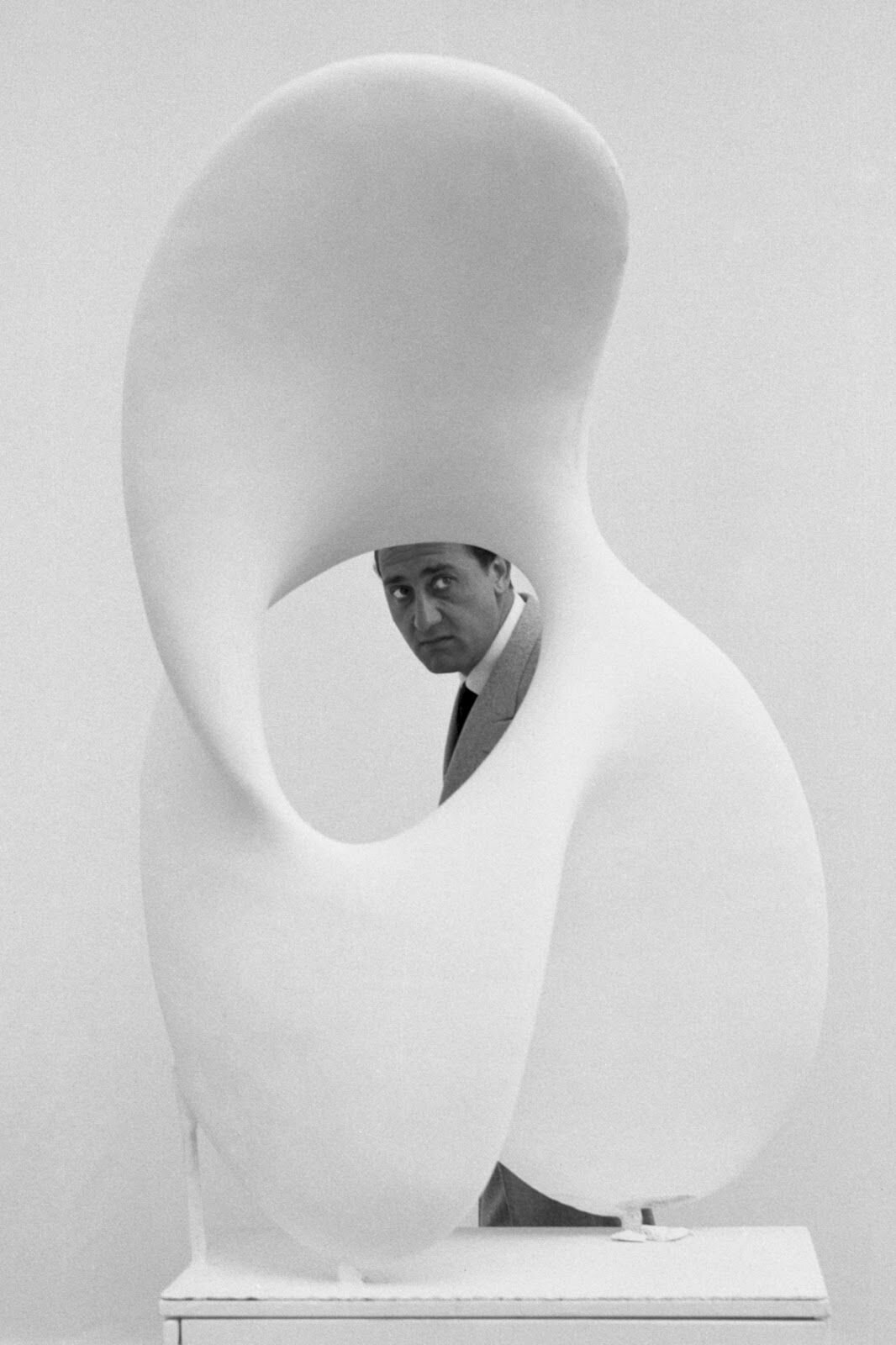 Alberto Sordi must have missed some detail of the previous speech, as he appears perplexed in front of the infinite passages from concave to convex of Alberto Viani's Nude at the 1958 Venice Biennale.