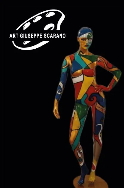 Statua di una donna dipinta con colori vivaci e motivi astratti, con sfondo nero e logo di arte Giuseppe Scarano in alto a sinistra.