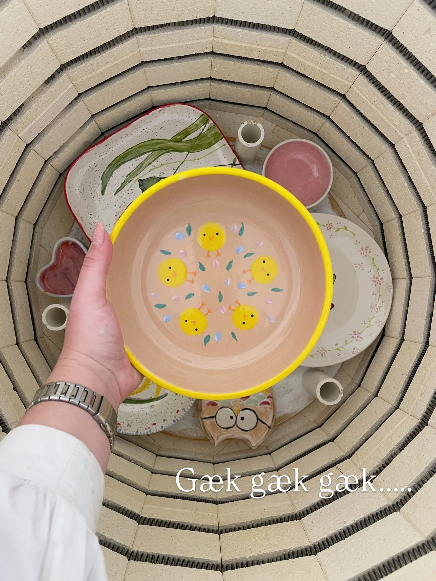 G&aelig;k g&aelig;k g&aelig;k 🐣

P&aring;sken er t&aelig;ttere end du tror, s&aring; husk at f&aring; booket dit bord 🎨 

Vi gl&aelig;der os til en kreativ p&aring;ske sammen med jer 🐣