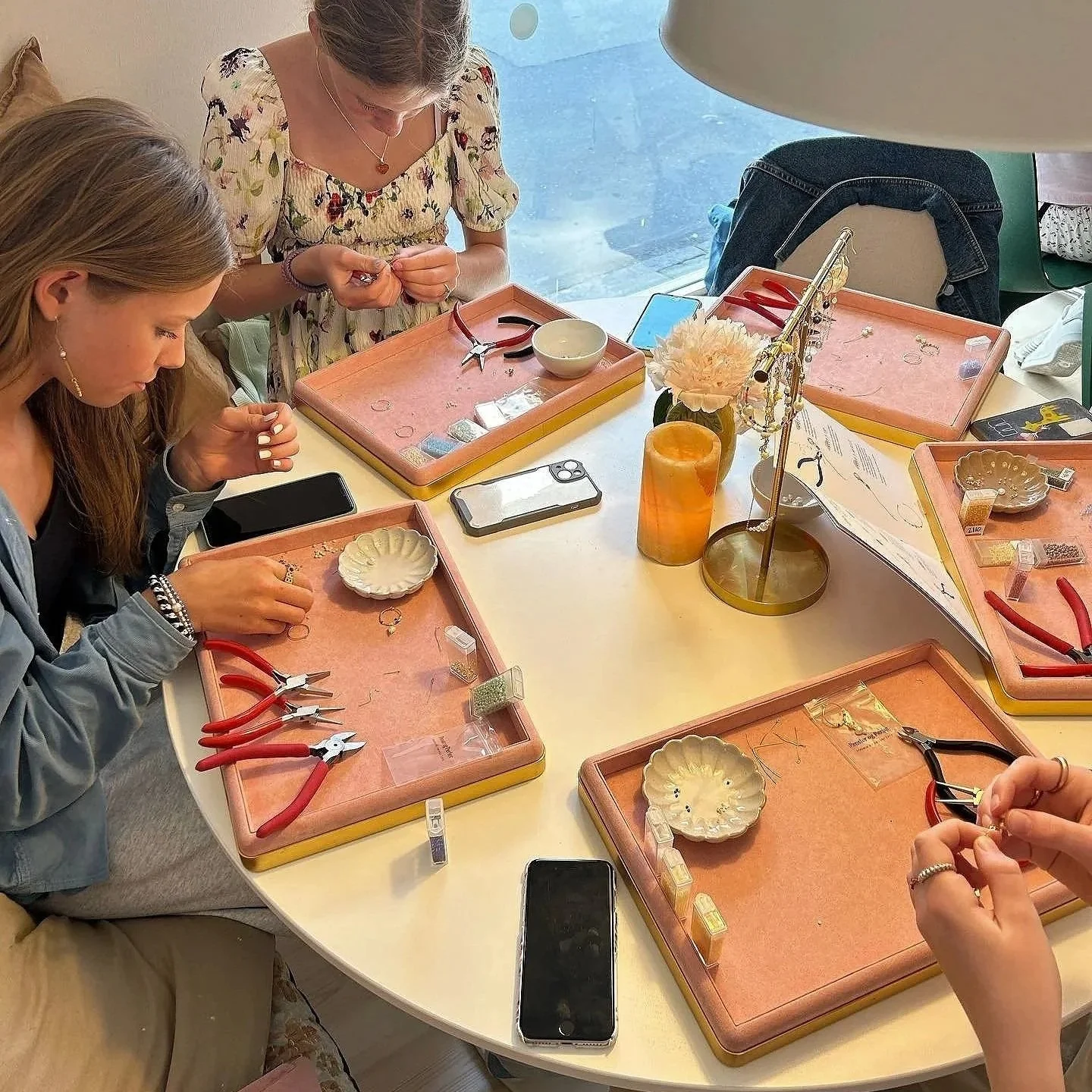 Nogle mennesker arbejder med deres smykker