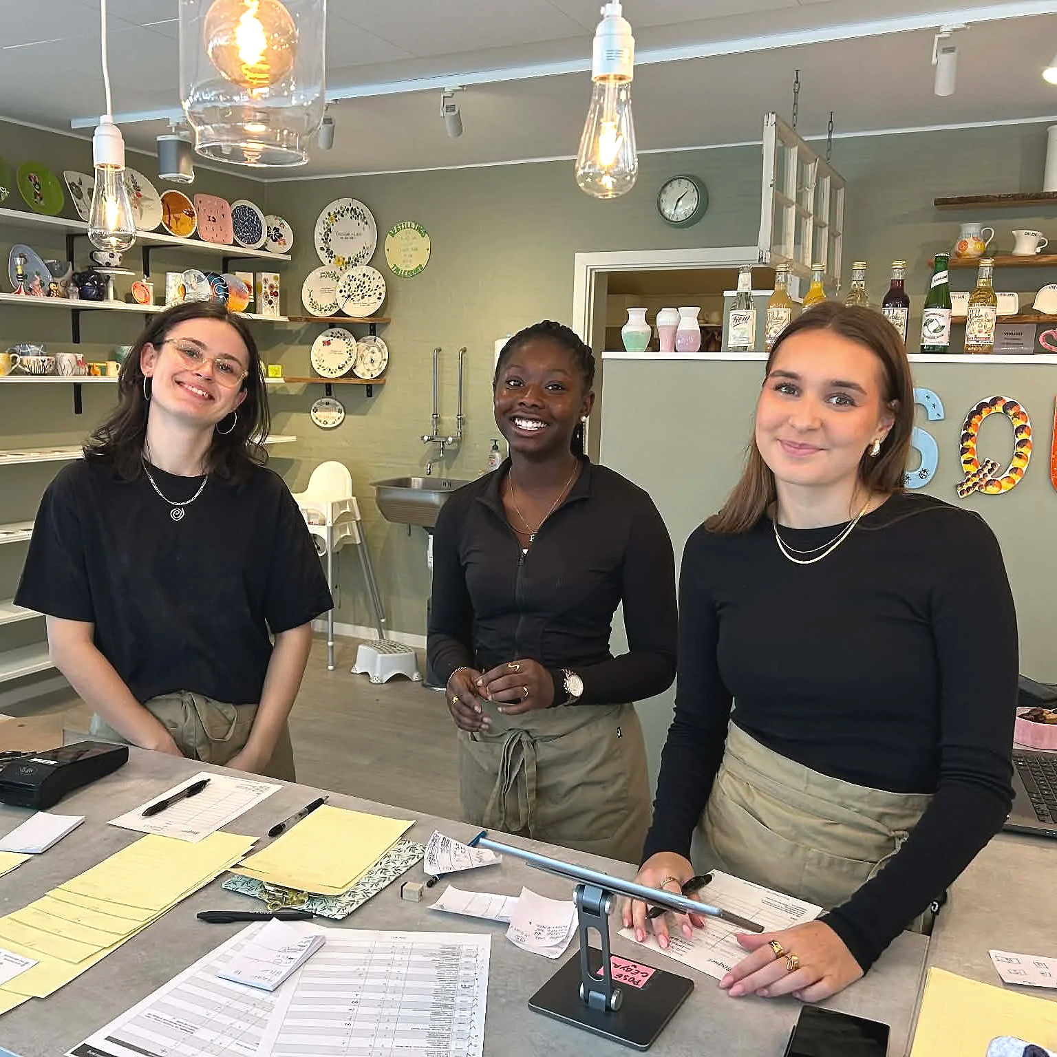 Smilende og imødekommende personale i vores caféer