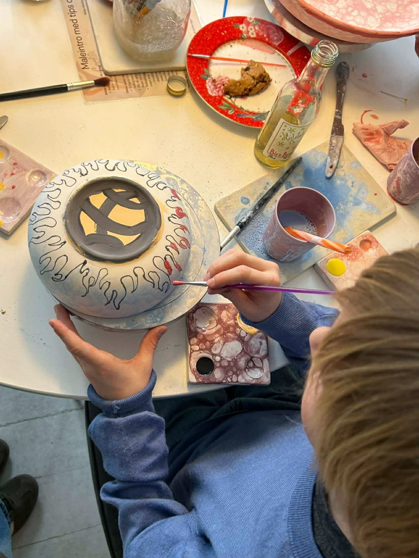 Vi har haft s&aring; mange sk&oslash;nne og kreative g&aelig;ster forbi i l&oslash;bet af p&aring;sken 🐣✨
Det har v&aelig;ret en forn&oslash;jelse at se alle de fine v&aelig;rker tage form!

Vi har stadig ledige pladser b&aring;de i dag og i morgen,