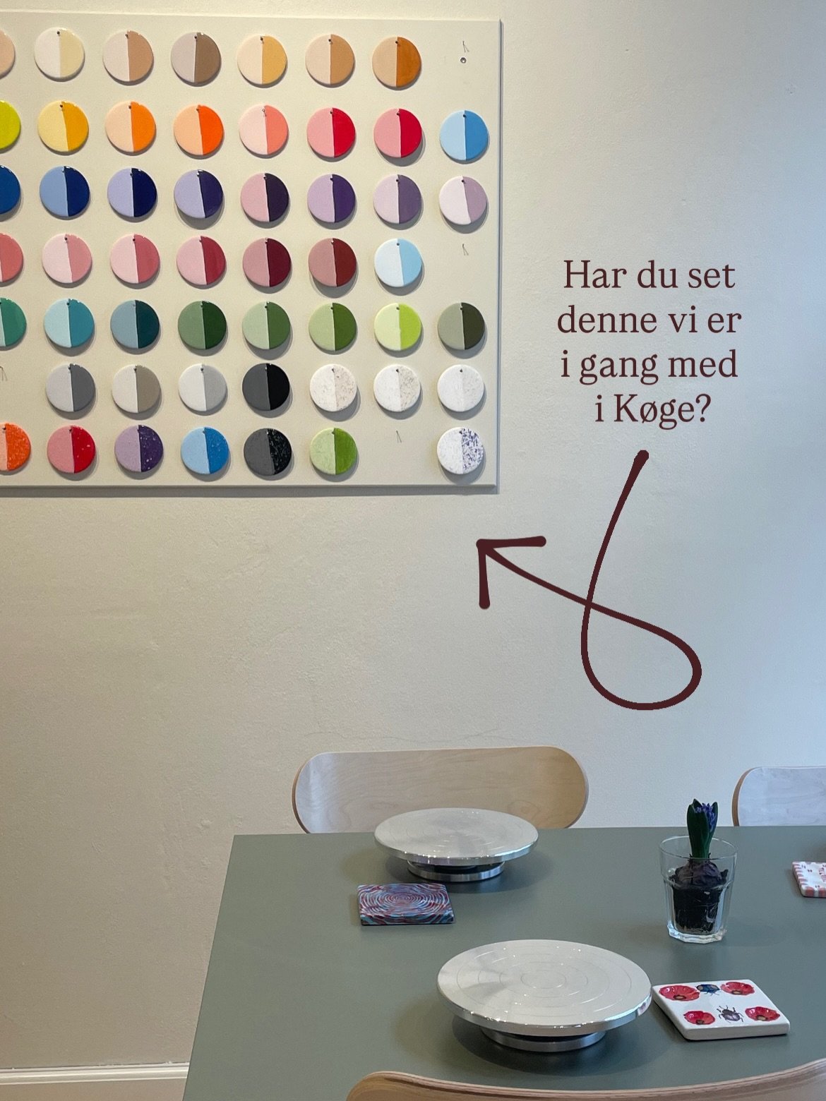 Forandringen af malingen fra f&oslash;r br&aelig;nding til efter br&aelig;nding kan overraske nogle - her pr&oslash;ver vi at visualisere hvilken magi der sker i ovnen ✨