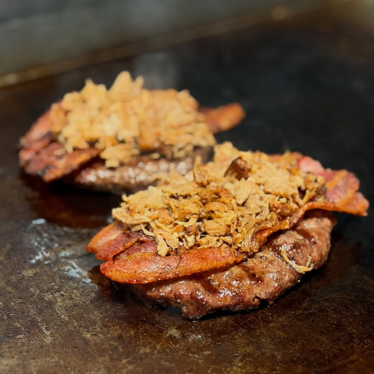 Phat Pig 🍔
Juicy patty, piled-high pulled pork, and BBQ sauce dripping with attitude. Come hungry.