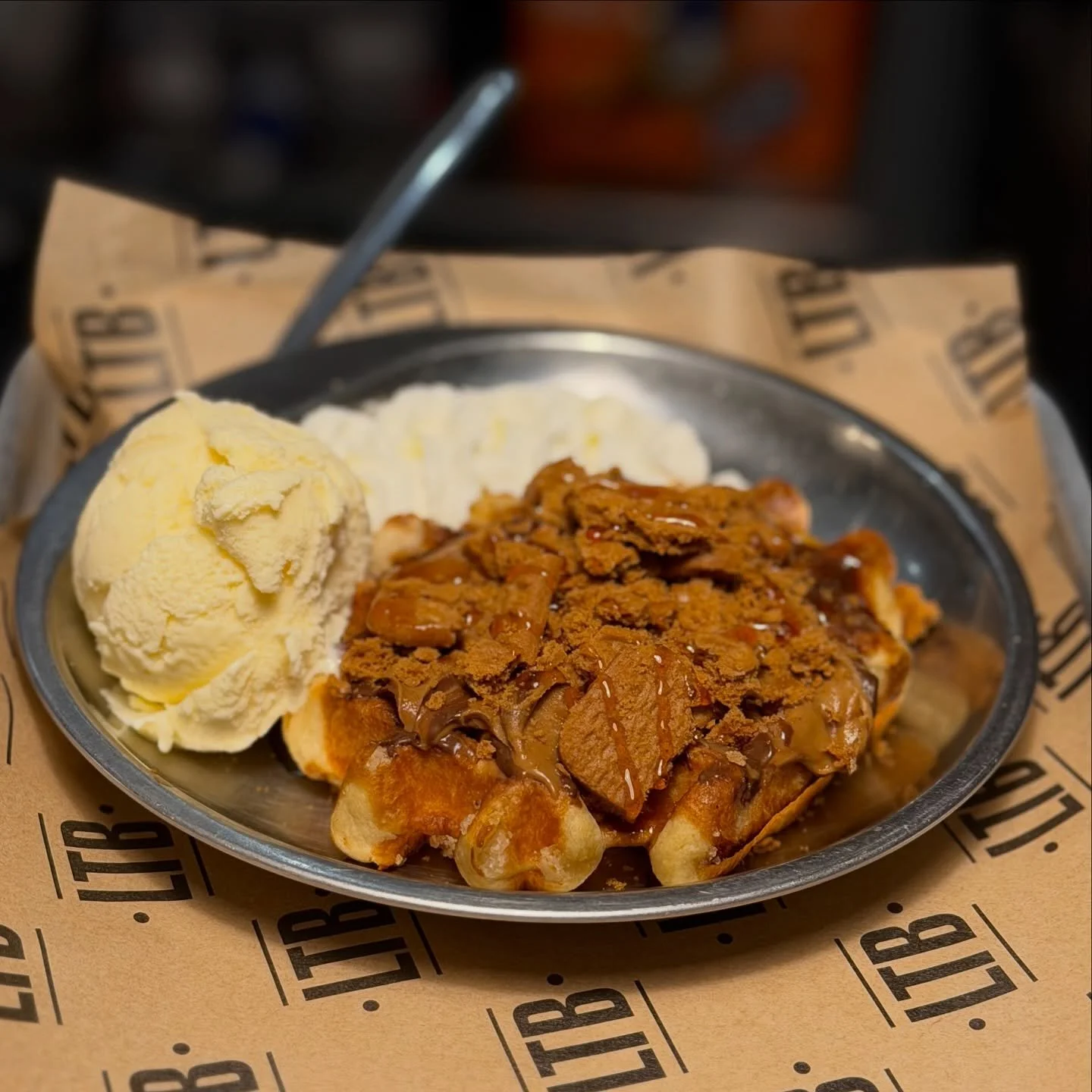 Dripping Biscoff, cold ice cream, warm waffle&hellip; say no more. 🧇