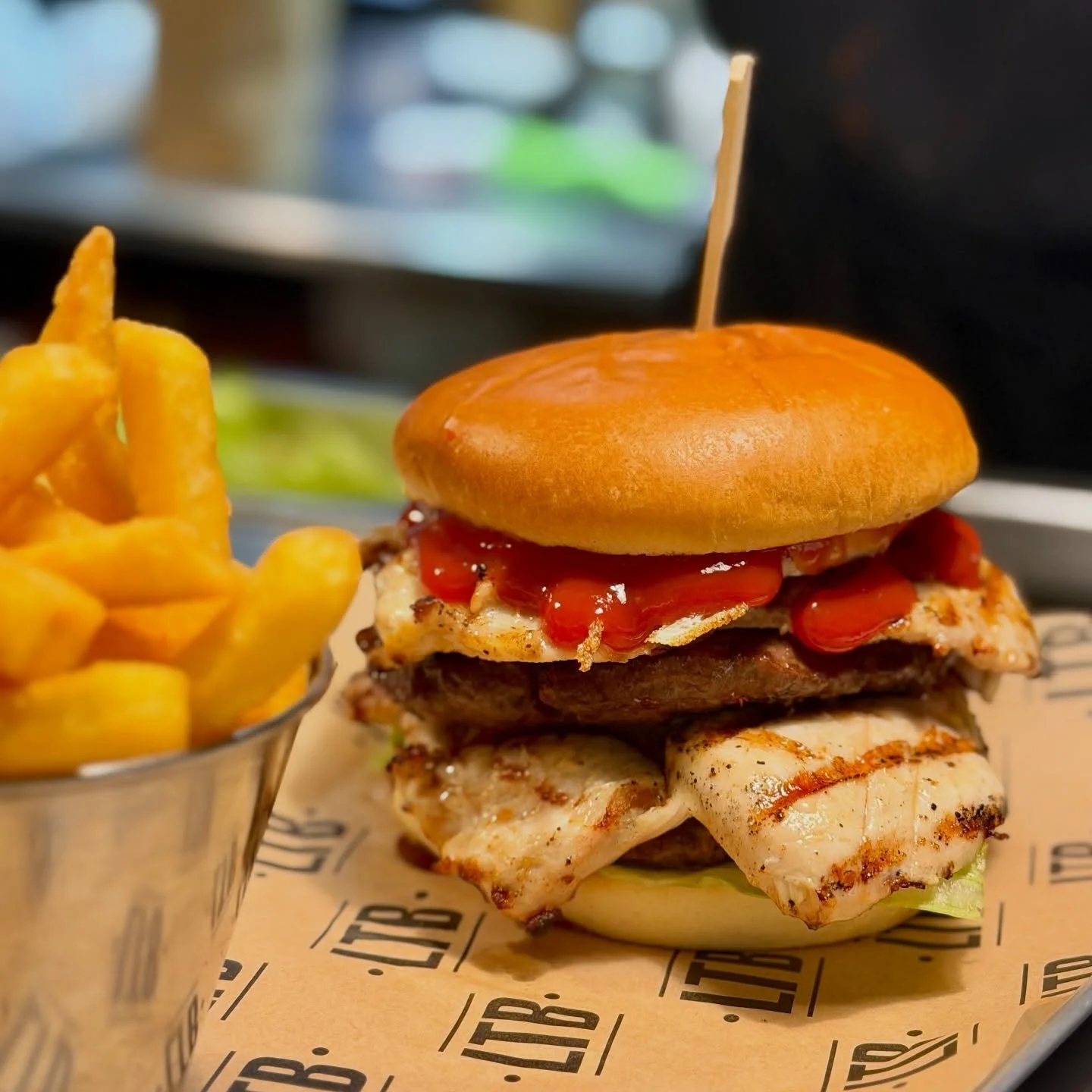 🍔 Friday mood: GO BIG
Chicken patty 🤝 Beef patty
One burger. Zero regrets🔥