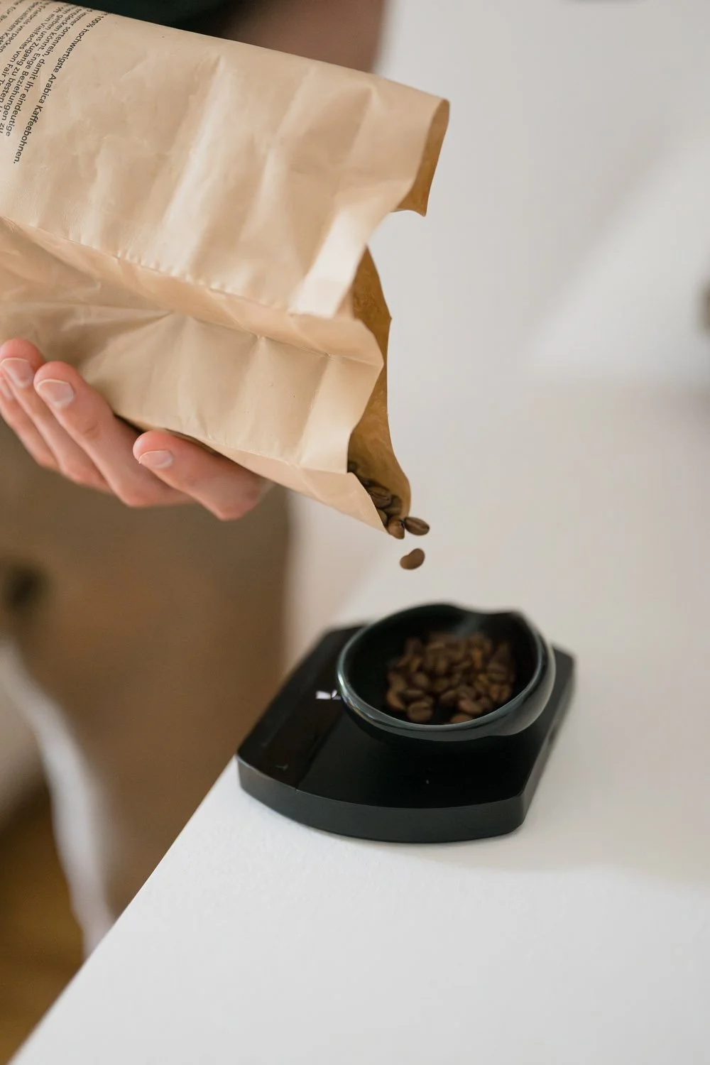 Präzises Abwiegen von Kaffeebohnen als Grundlage eines Basic Home-Barista-Coachings für besseren Espresso zu Hause.