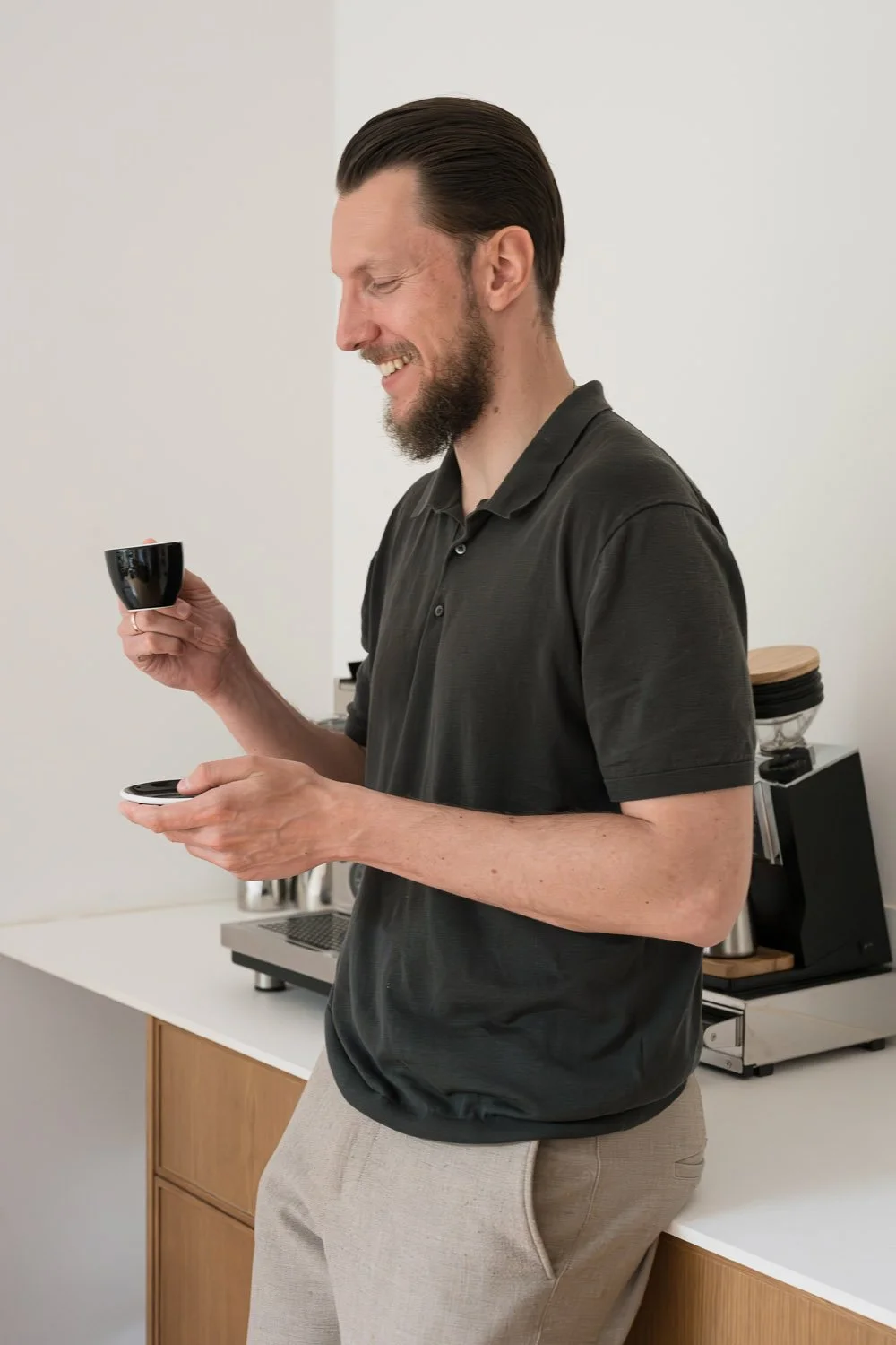 Gründer von Coffee Coach mit einem perfekt zubereiteten Espresso neben einem hochwertigen Home-Barista-Setup.