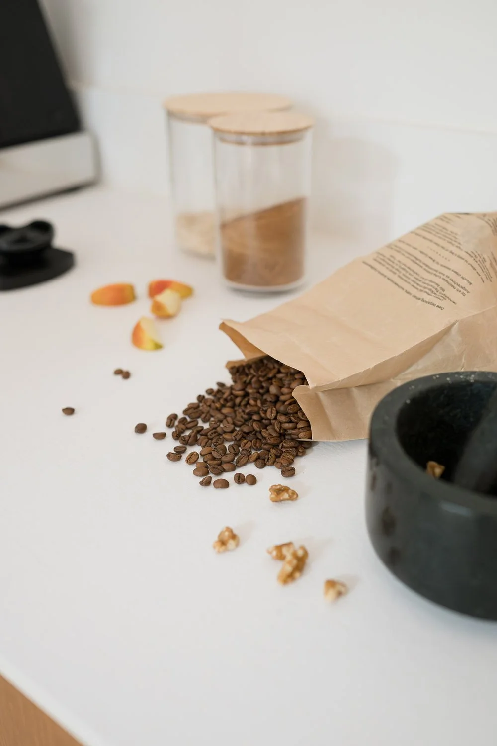 Hochwertige Kaffeebohnen in einer Home-Barista-Küche – der erste Schritt zu außergewöhnlichem Espresso.
