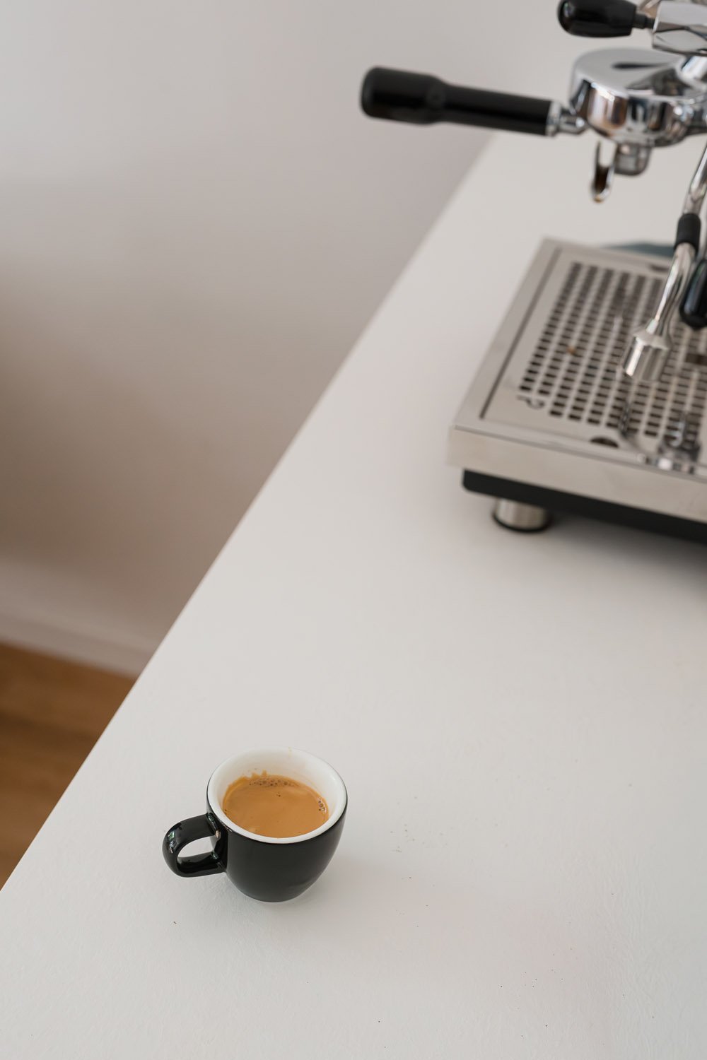 Perfekt eingestellter Espresso aus einer Profitec Siebträgermaschine nach Home-Barista-Coaching