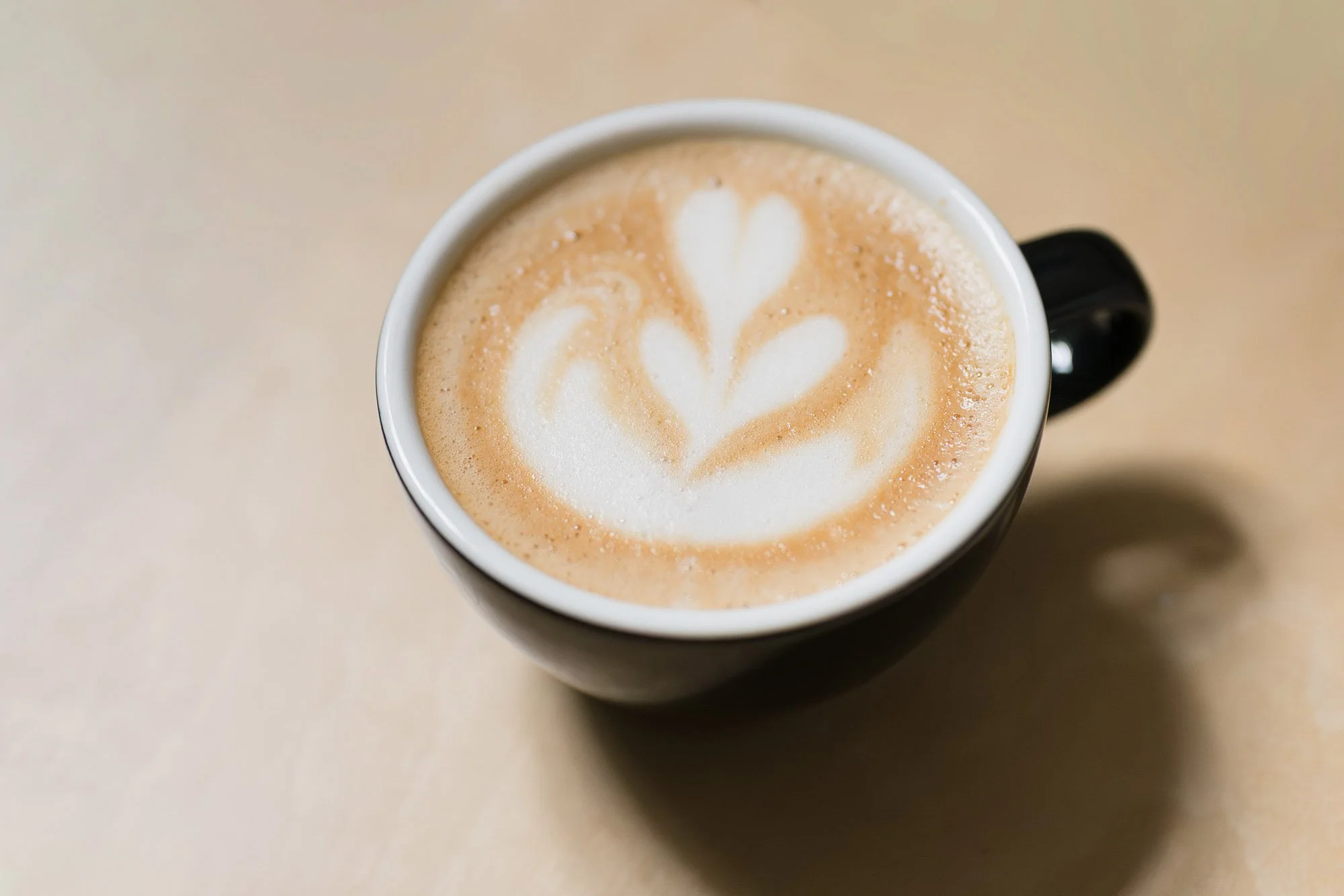 Perfekte Tulpe Latte Art in einem Cappuccino nach einem 1:1 Premium Home-Barista Coaching.