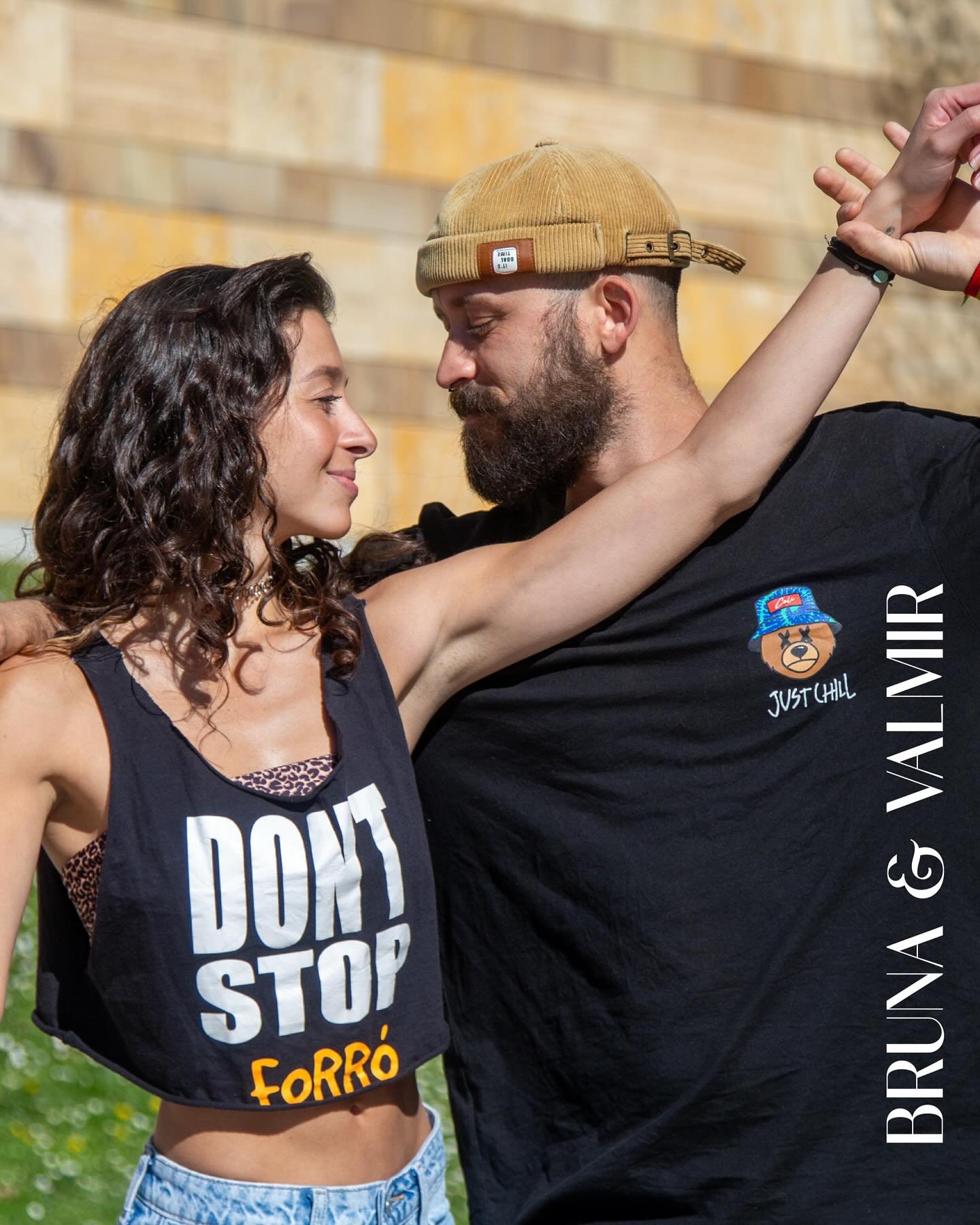 Bruna and Valmir began their journey as both students and teachers at the renowned P&eacute; Descal&ccedil;o school in Brazil.
After many years touring across Europe, they chose Stuttgart as their home, a place from where they continue to spread the 