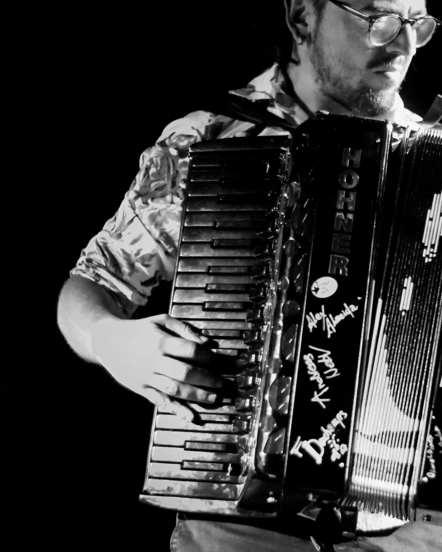 While reviewing my unpublished pictures, I came across these shots from Forr&oacute; de Ka&rsquo;s concert at Basel Festival 2024. I felt the urge to share some of the vibrant energy they bring to every performance.

Forr&oacute; de Ka is formed by f