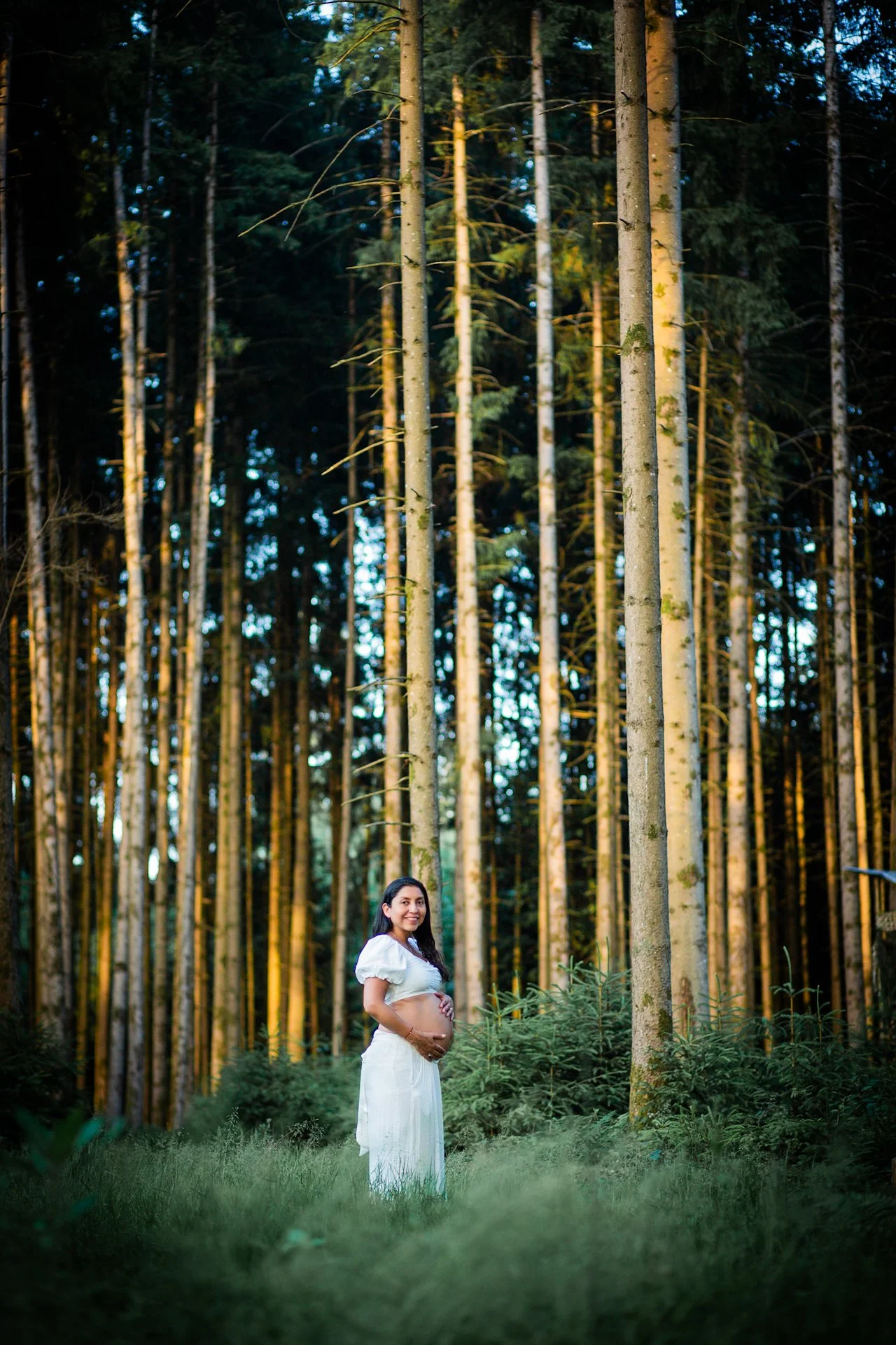 Nathalie entre árboles verticales