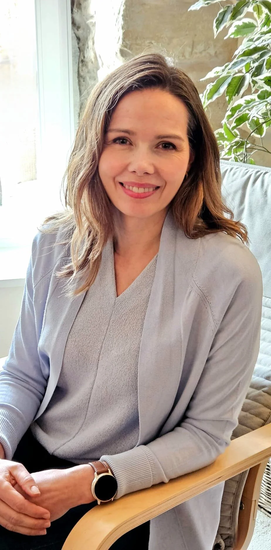 Therapist, psychotherapist, counsellor in Nyon office welcoming client.