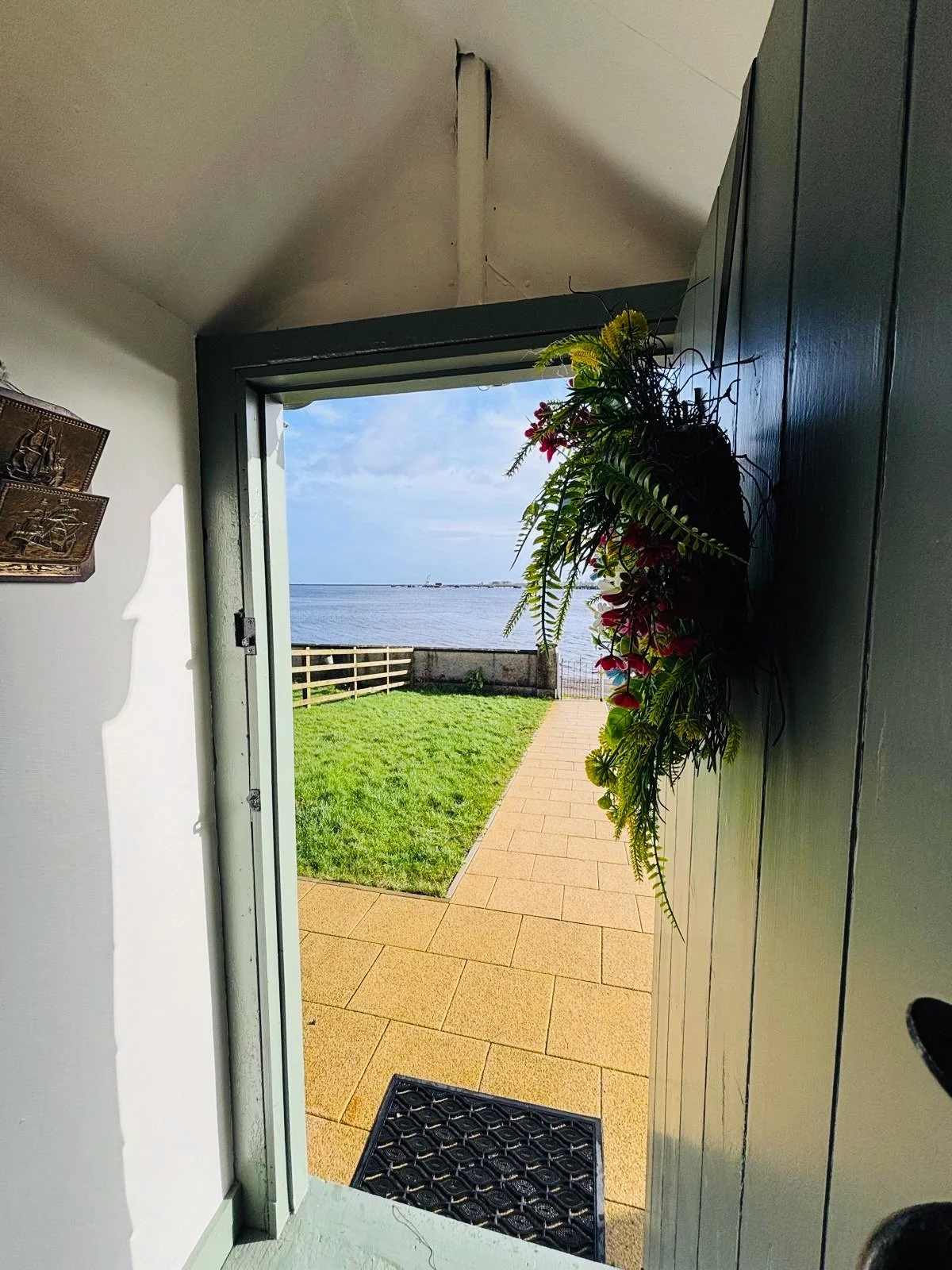 You will never tire of that view of Lough Foyle from Tí Tonnín