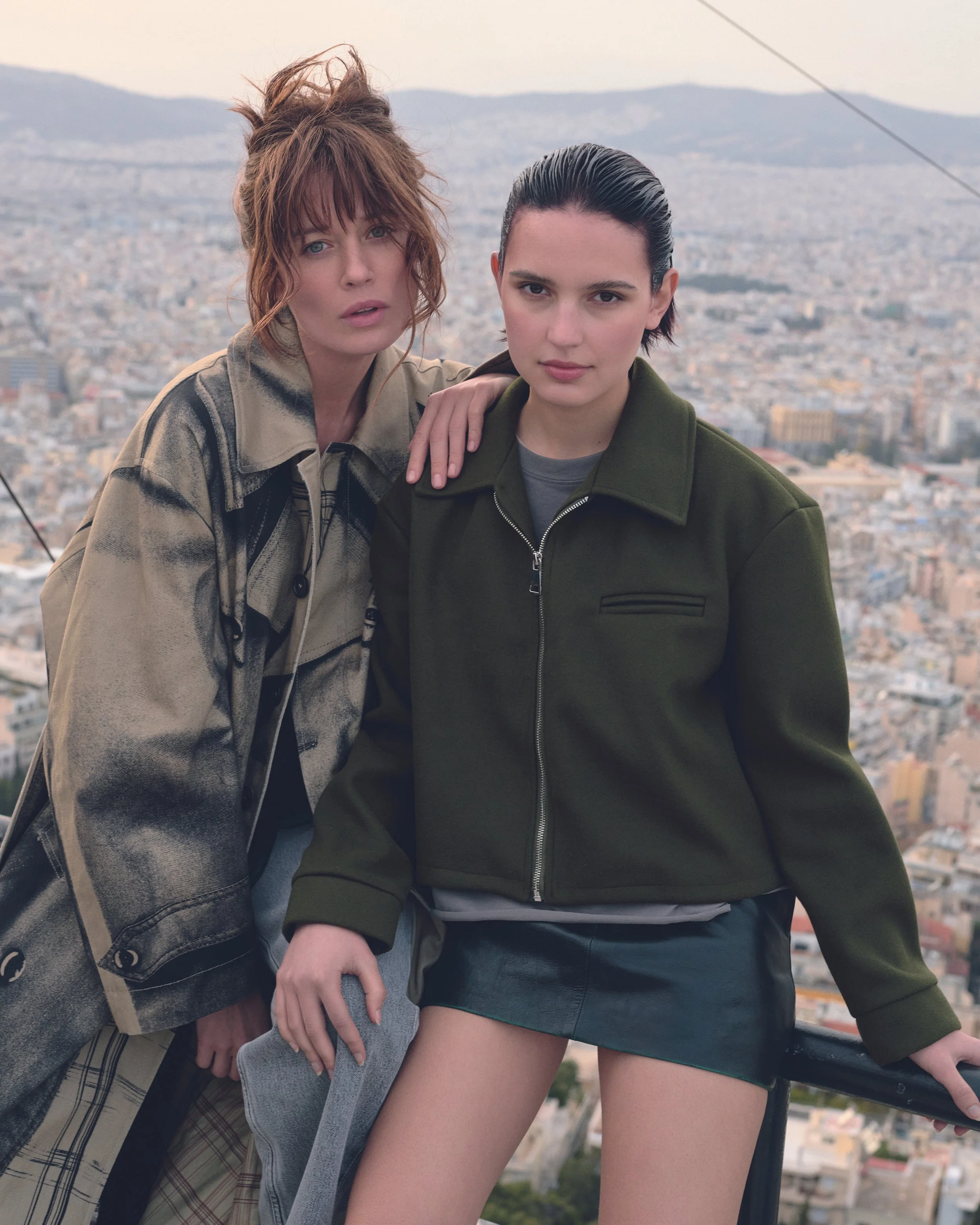 Divas meitenes pilsētas fonā – Schwarzkopf Professional tēla foto