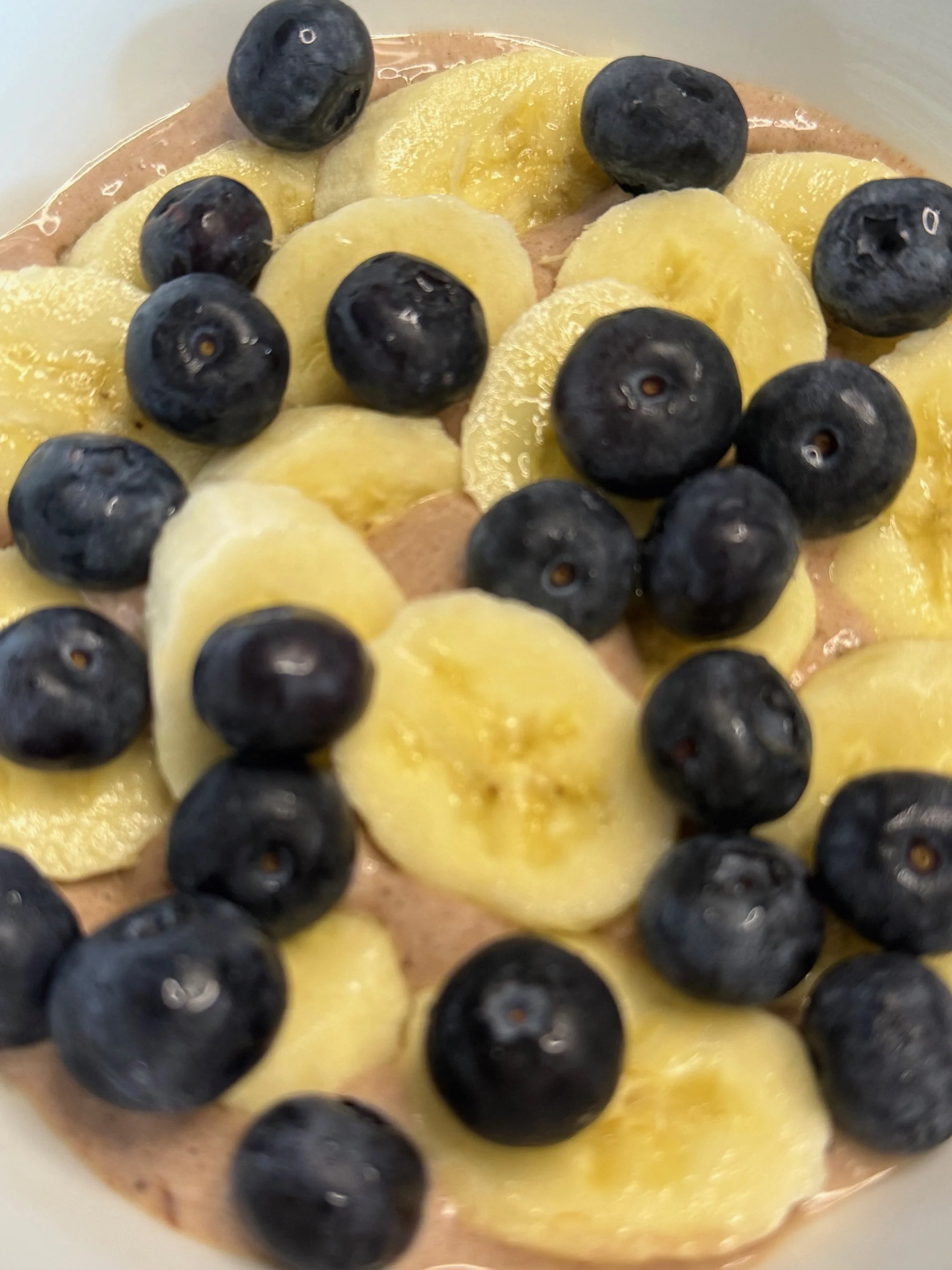 Bananas and blueberries on yogurt Money with Yuvité
