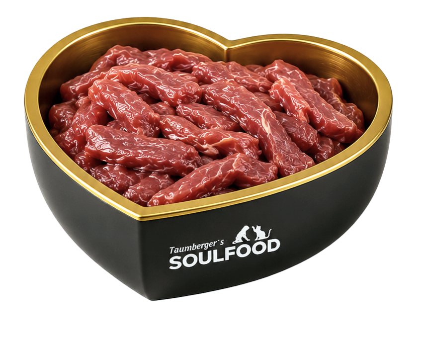 Dunkle, dünne Rindfleischstreifen in einer schwarzen Schüssel mit goldener Innenseite, beschriftet mit "Taumberger's SOULFOOD".