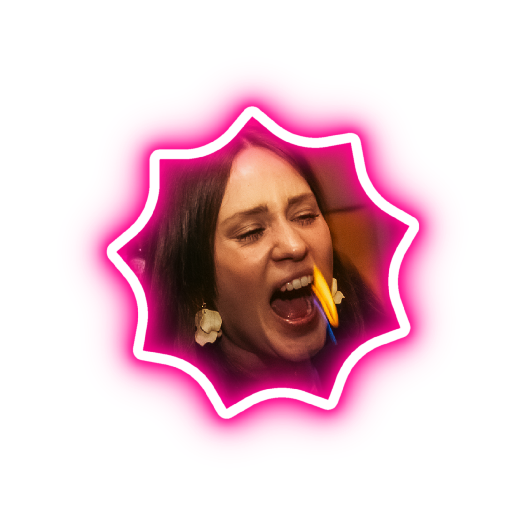 En kvinna med långt mörkt hår, leende och öppet mun, som håller ett gult föremål i munnen, omgivet av en neonljusram i rosa och vitt.
