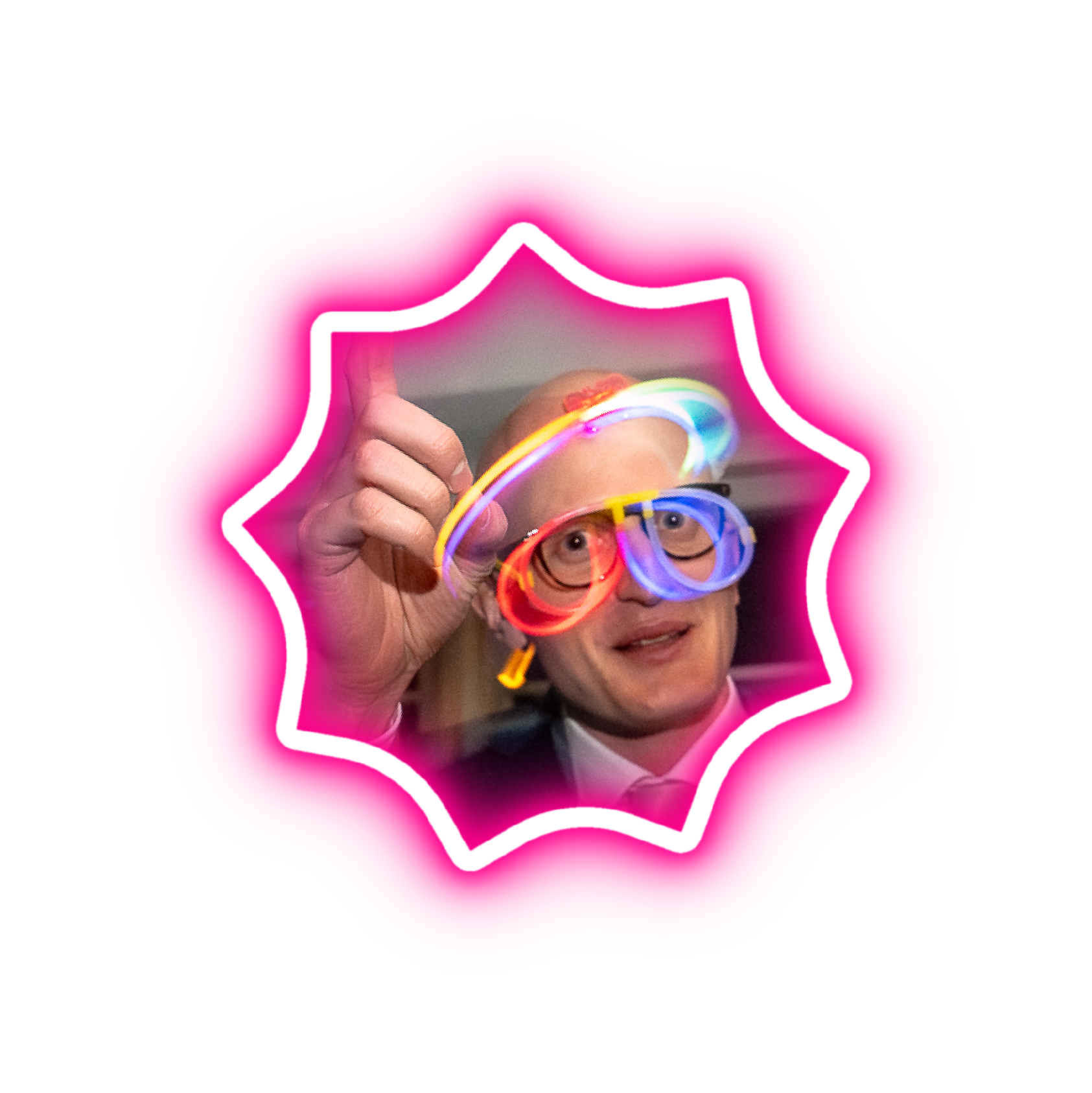 Ung person med glasögon som har neonfärgade rör och håller upp det framför ansiktet, omgiven av ett rosa och vitt highlight.