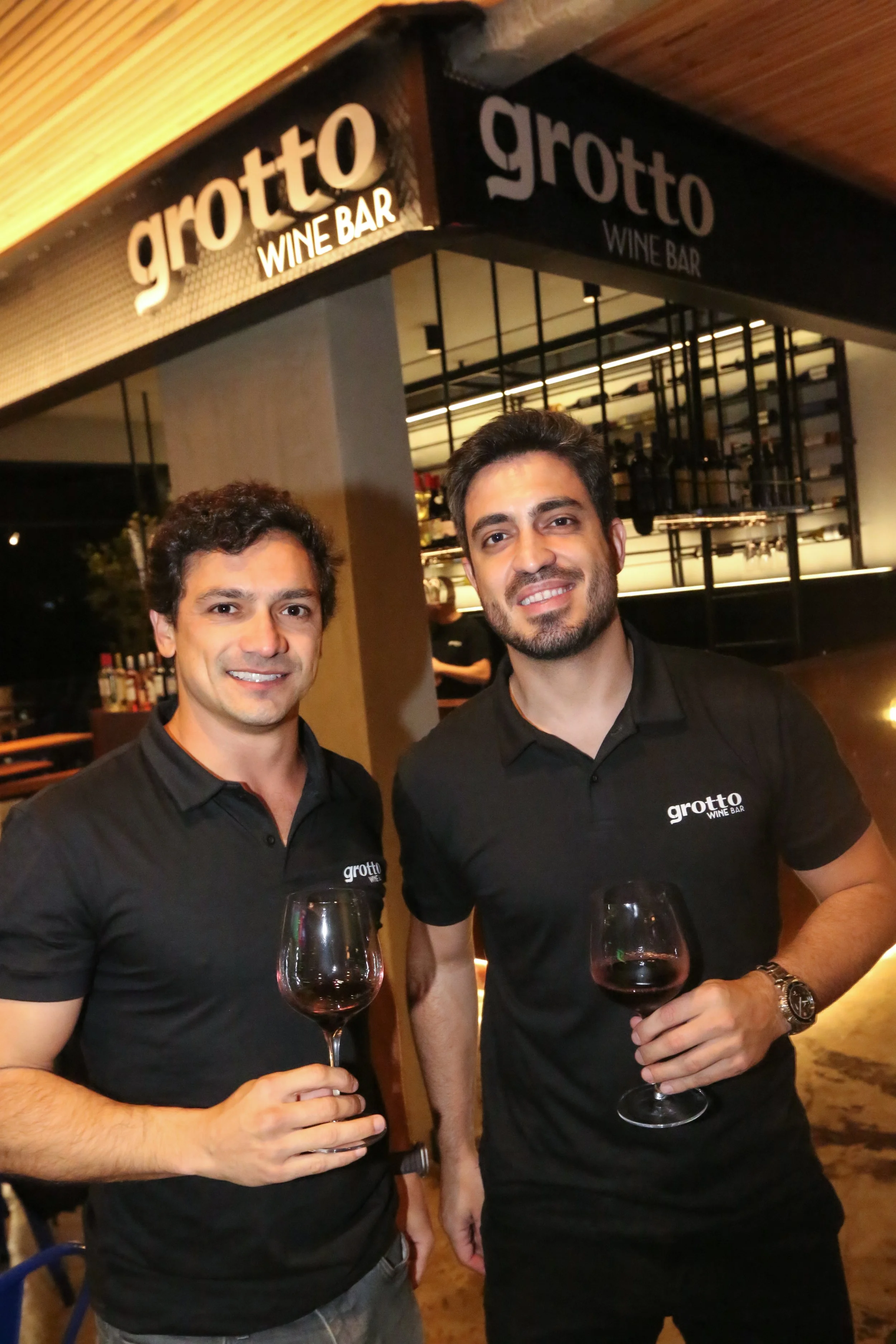 Os proprietários do Grotto Wine Bar, em seu wine bar em Florianópolis (Floripa)