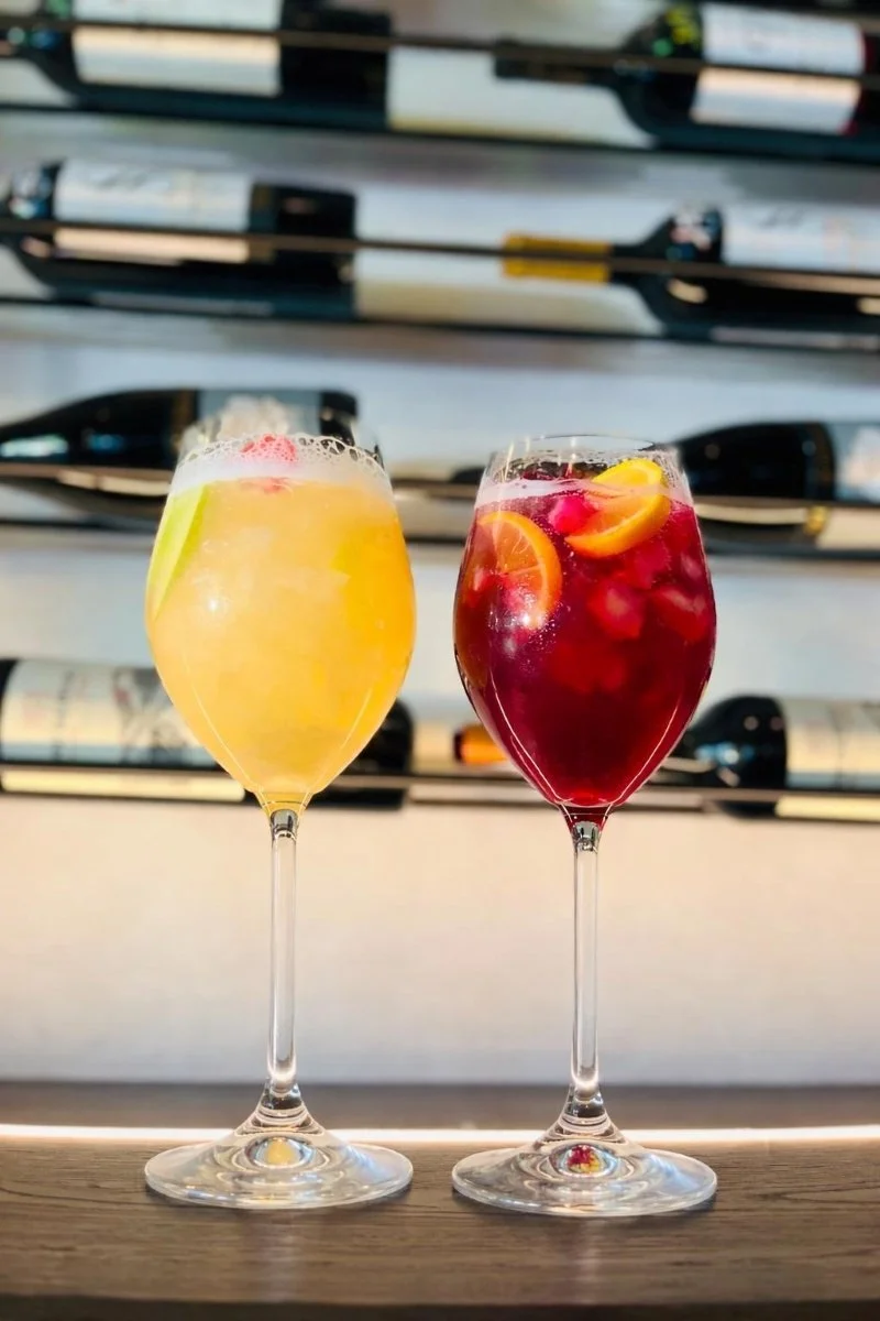 Duas taças de sangria com frutas no Grotto Wine Bar em Florianópolis